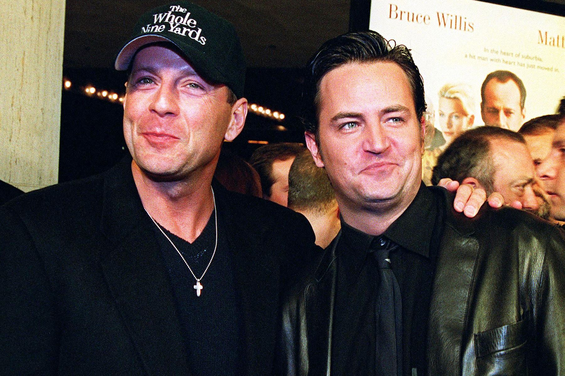 Los actores estadounidenses Bruce Willis (L) y Matthew Perry (R) llegan al estreno de su nueva película "The Whole Nine Yards" en Los Ángeles, el 17 de febrero de 2000.
Foto: AFP