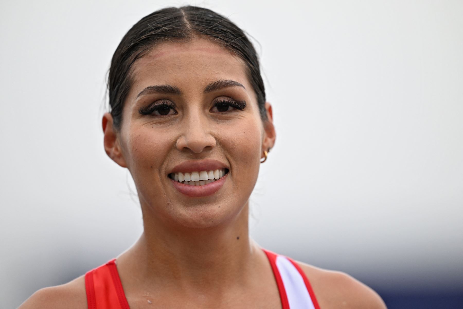 La peruana Gabriela Kimberly García León sonríe después de llegar en primer lugar en la carrera de atletismo de 20 km de marcha femenina durante los Juegos Panamericanos Santiago 2023 en Santiago, el 29 de octubre de 2023.
Foto: AFP