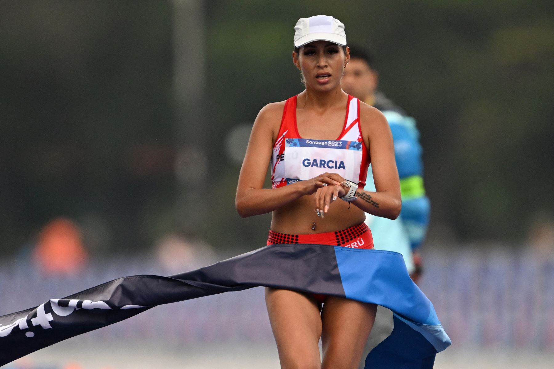 La peruana Gabriela Kimberly García León llega en primer lugar en la carrera de atletismo de 20 km de marcha femenina durante los Juegos Panamericanos Santiago 2023 en Santiago, el 29 de octubre de 2023.
Foto: AFP