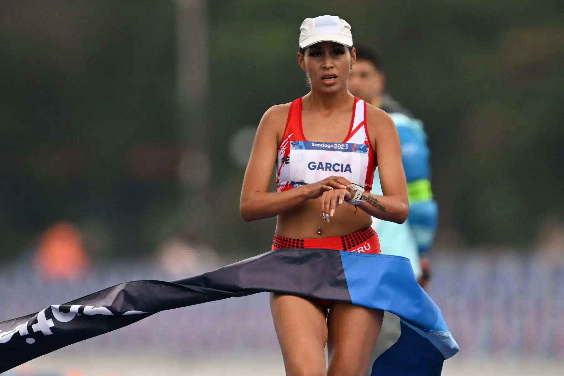La peruana Gabriela Kimberly García León llega en primer lugar en la carrera de atletismo de 20 km de marcha femenina durante los Juegos Panamericanos Santiago 2023 en Santiago, el 29 de octubre de 2023.
Foto: AFP