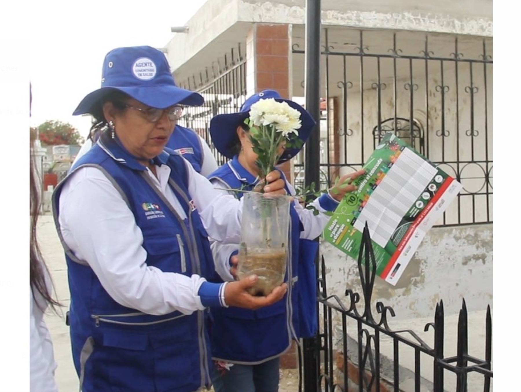 La Diresa Tumbes ejecuta plan de prevención contra el dengue durante las Velaciones 2023, una tradición donde los pobladores tumbesinos acuden a los cementerios para recordar a sus familiares fallecidos.
