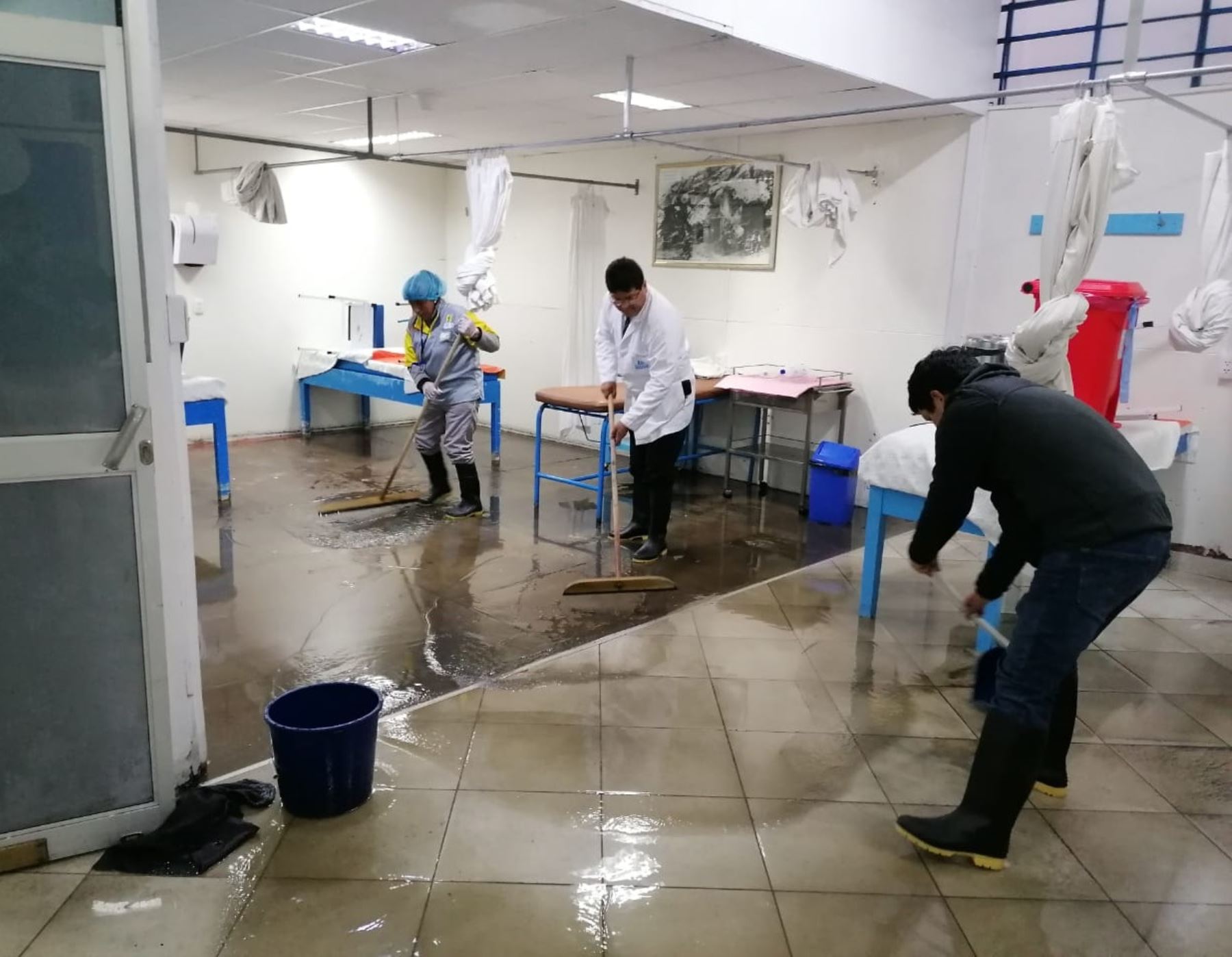 Personal de Salud del Hospital de EsSalud de Cerro de Pasco trabajó durante varias horas para retirar el agua del interior del nosocomio que se vio inundado a causa de las lluvias intensas. ANDINA/Difusión