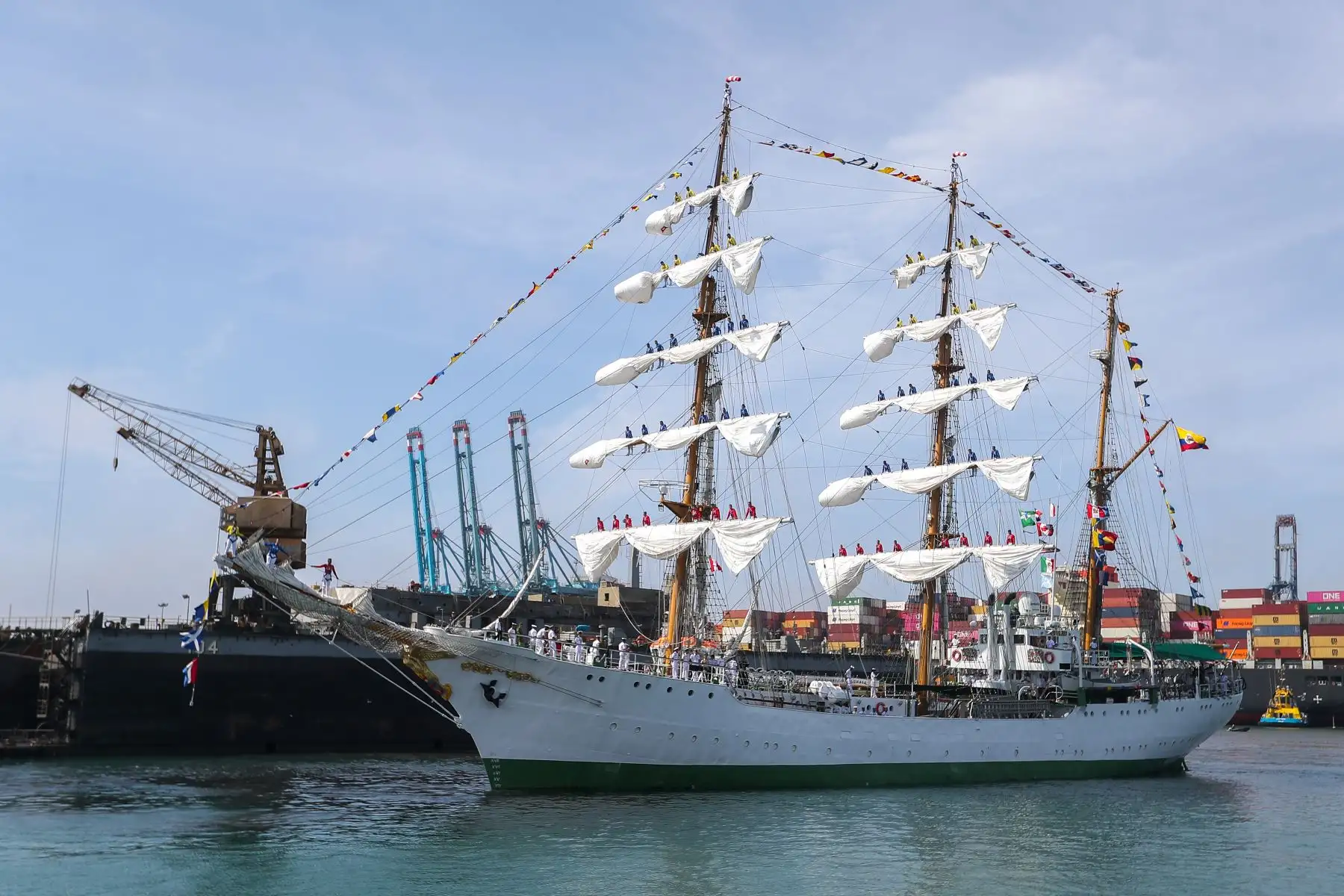 El buque ARC “Gloria”  de Colombia tiene como misión principal contribuir en la formación y entrenamiento de los alumnos de sus centros de formación naval de oficiales y suboficiales, visita el Perú del 29 de octubre al 1 de noviembre.
Foto: ANDINA/Ricardo Cuba