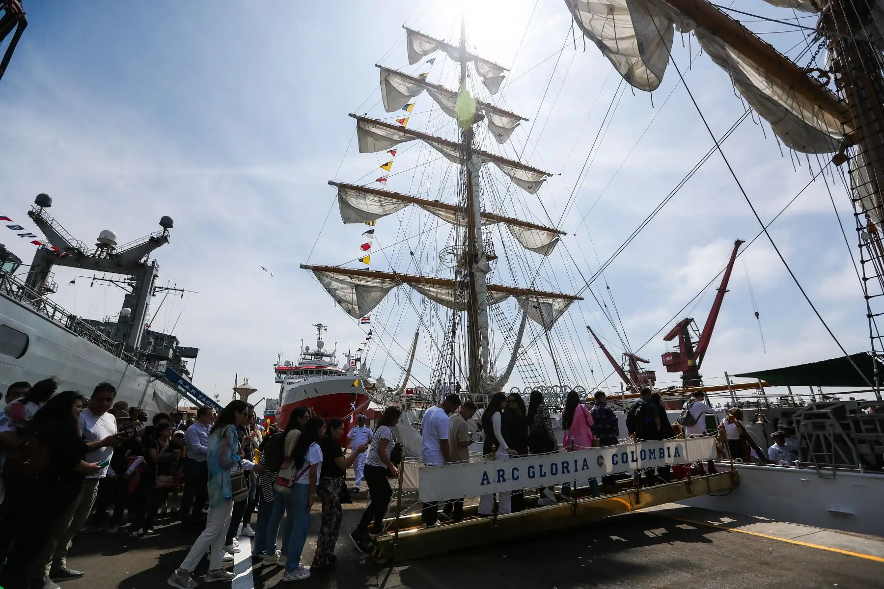 Como parte del crucero de entrenamiento de sus futuros oficiales navales en el Pacífico sur.
Foto: ANDINA/Ricardo Cuba
