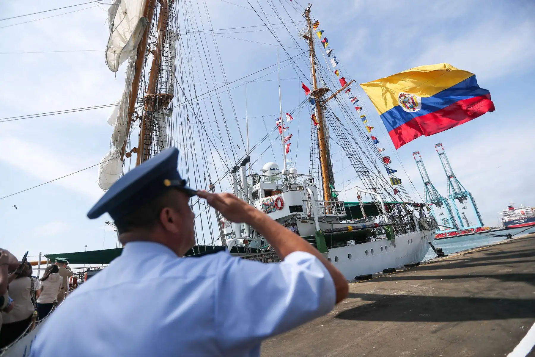La unidad naval colombiana, es un velero cuya historia se remonta a 1966. Entre sus características, tiene una  longitud de 76,8 metros, y tres mástiles de 40 metros.
Foto: ANDINA/Ricardo Cuba