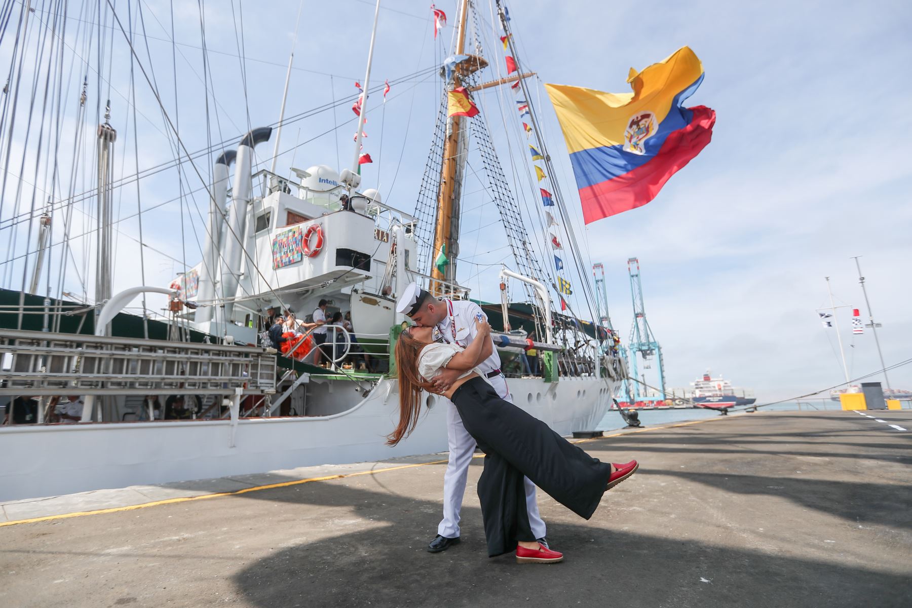 Familiares, amigos y parejas esperaron a los miembros de la embarcación colombiana del buque ARC "Gloria" que está de visita unos días en el Perú. Foto: ANDINA/Ricardo Cuba
