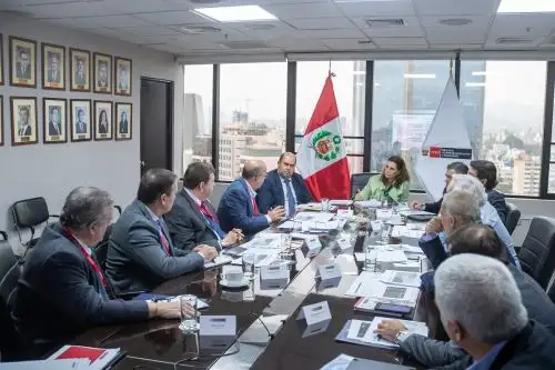 La ministra de Vivienda, Construcción y Saneamiento, Hania Pérez de Cuéllar, lideró la reunión con el sector privado inmobiliario para reactivar el sector. Foto: Cortesía.