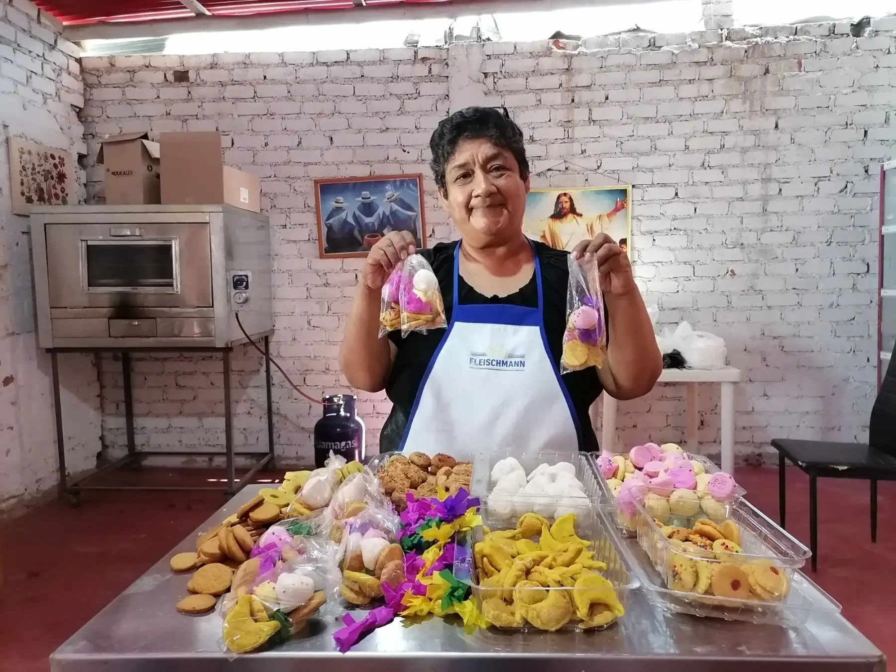 Marisela Guerrero es una guardiana de las tradiciones de Piura. Ella elabora los angelitos, el dulce que se consume durante las Velaciones. una costumbre ancestral de Piura donde los pobladores van a visitar de noche a sus familiares muertos en los cementerios. Foto: Mario Moncada