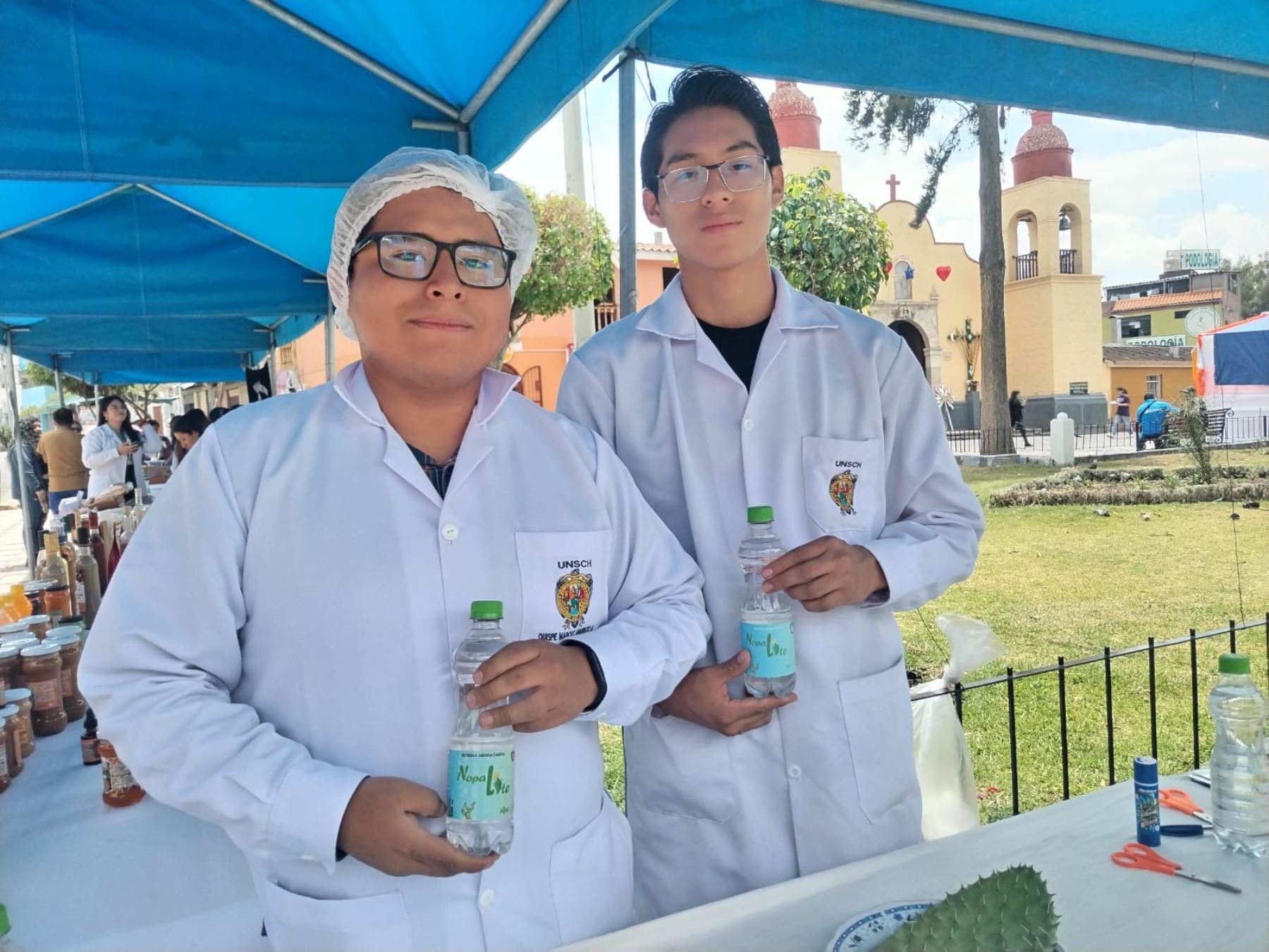 Estudiantes de la Universidad Nacional San Cristóbal de Huamanga, en Ayacucho, elaboraron una novedosa bebida hidratante a base de penca de la tuna, fruta oriunda de esta región. Foto: Frank Tacuri