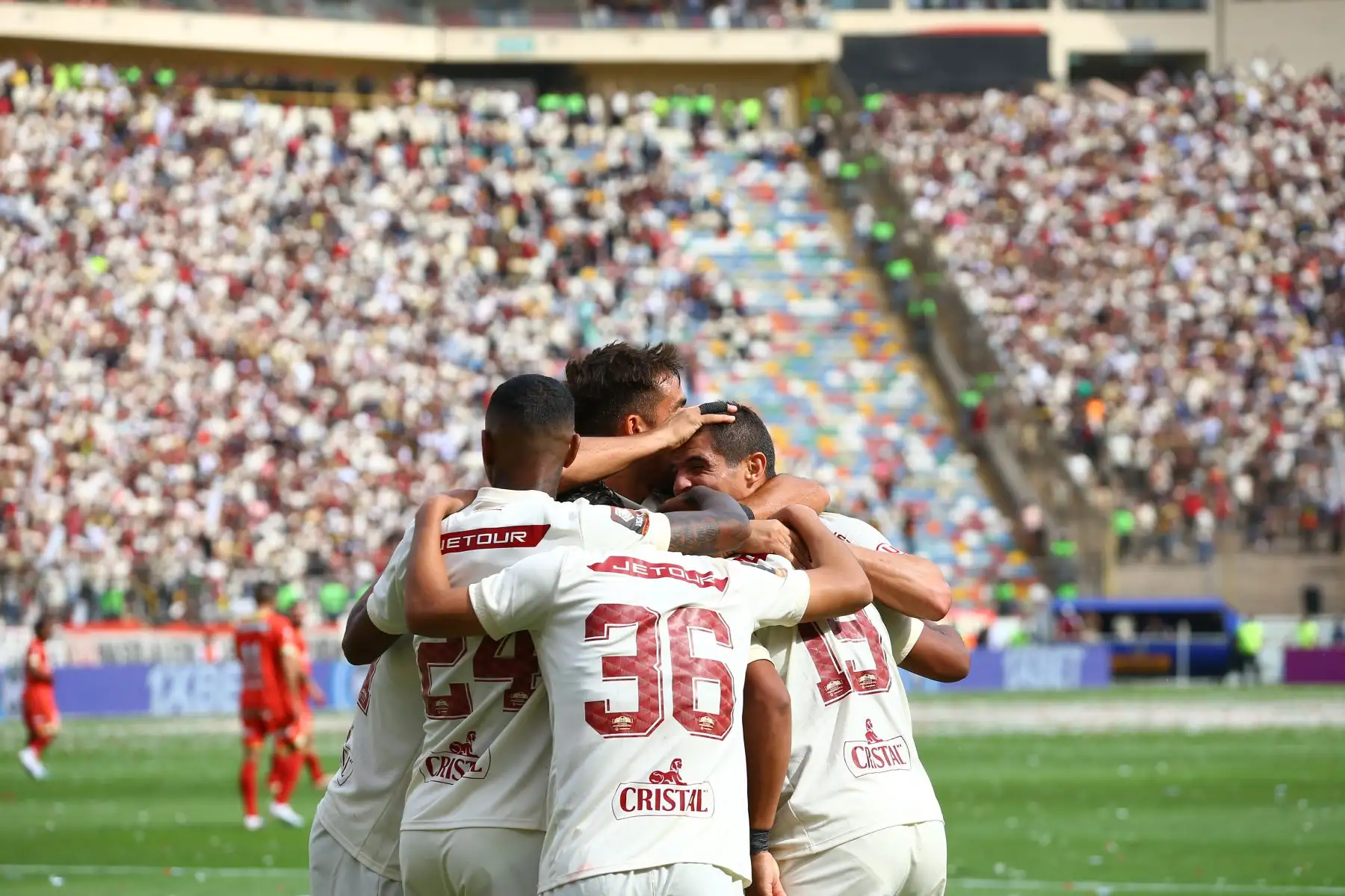 Edison "Oreja" Flores, de Universitario de Deportes, anota el gol al club Sport Huancayo  por la jornada 19 del Torneo Clausura 2023 de la Liga 1 en el estadio Monumental de Ate.
Foto: ANDINA/ Eddy Ramos