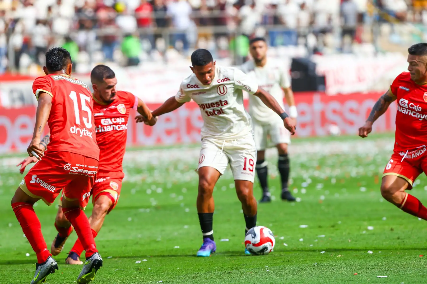 Universitario de Deportes, anota el gol al club Sport Huancayo  por la jornada 19 del Torneo Clausura 2023 de la Liga 1 en el estadio Monumental de Ate.
Foto: ANDINA/ Eddy Ramos