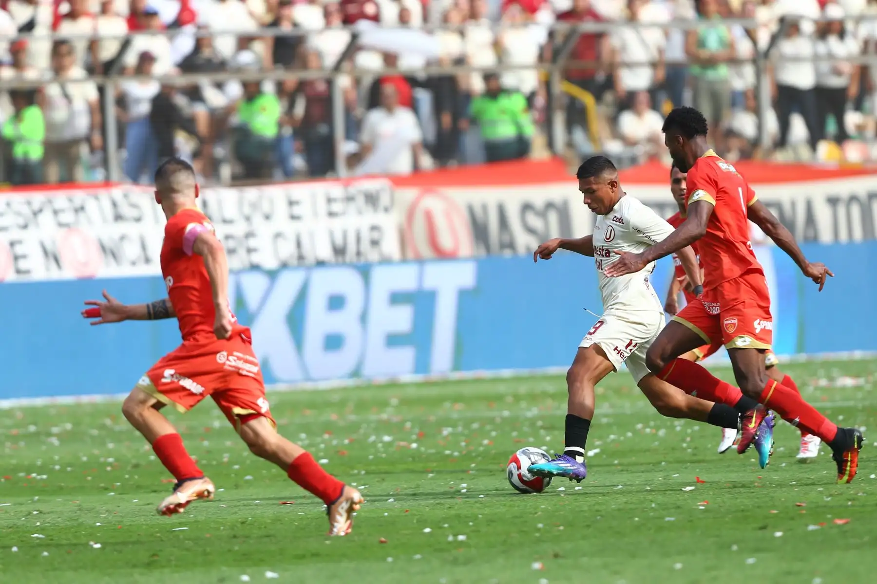 Universitario de Deportes, enfrenta al club Sport Huancayo  por la jornada 19 del Torneo Clausura 2023 de la Liga 1 en el estadio Monumental de Ate.
Foto: ANDINA/ Eddy Ramos