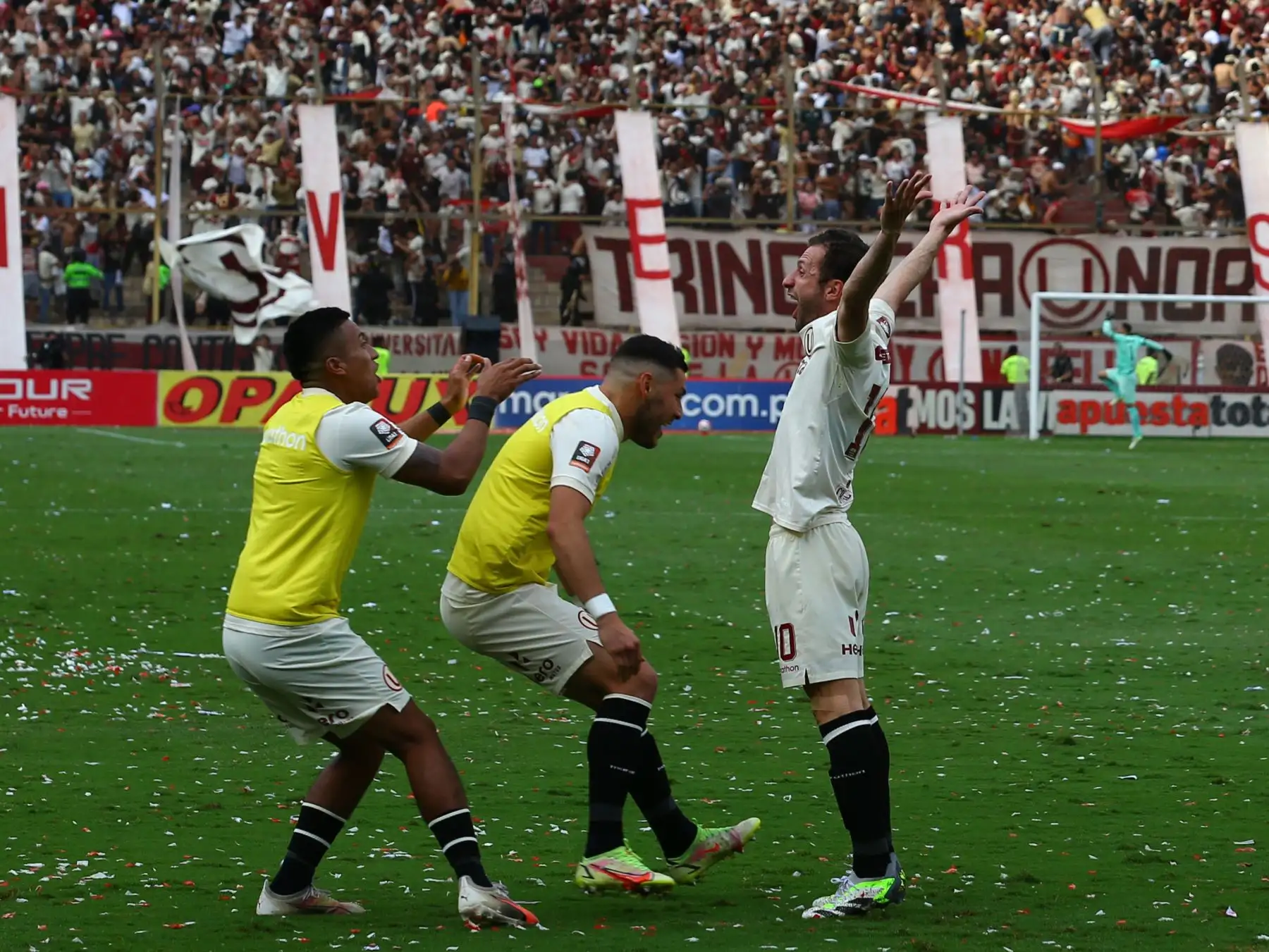 Universitario derrotó 2-0 a Sport Huancayo en el Monumental de Ate, por la jornada 19 del Torneo Clausura. Edison Flores y Horacio Calcaterra marcaron los goles en el partido.