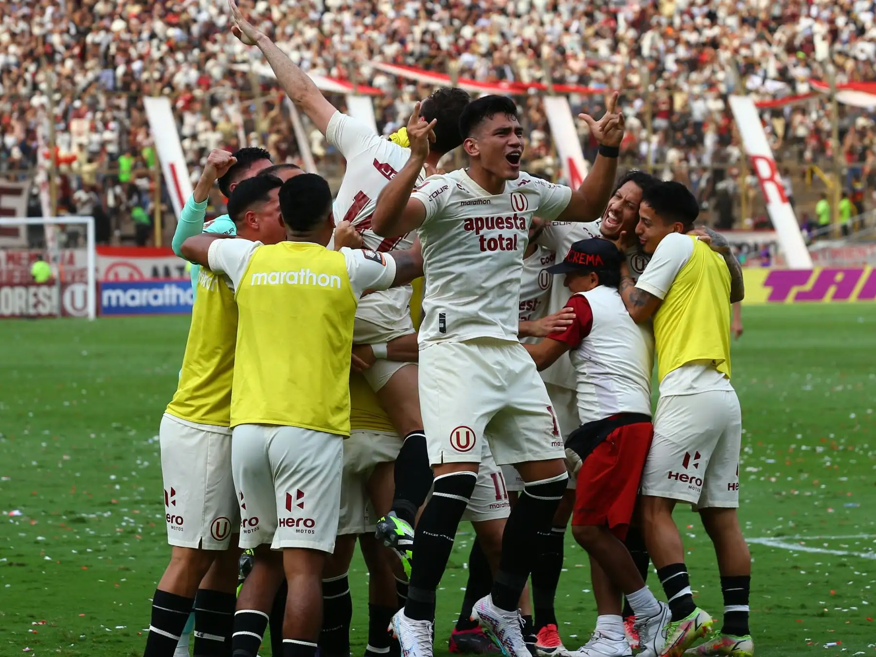Universitario derrotó 2-0 a Sport Huancayo en el Monumental de Ate, por la jornada 19 del Torneo Clausura. Edison Flores y Horacio Calcaterra marcaron los goles en el partido. Foto: ANDINA/ Eddy Ramos