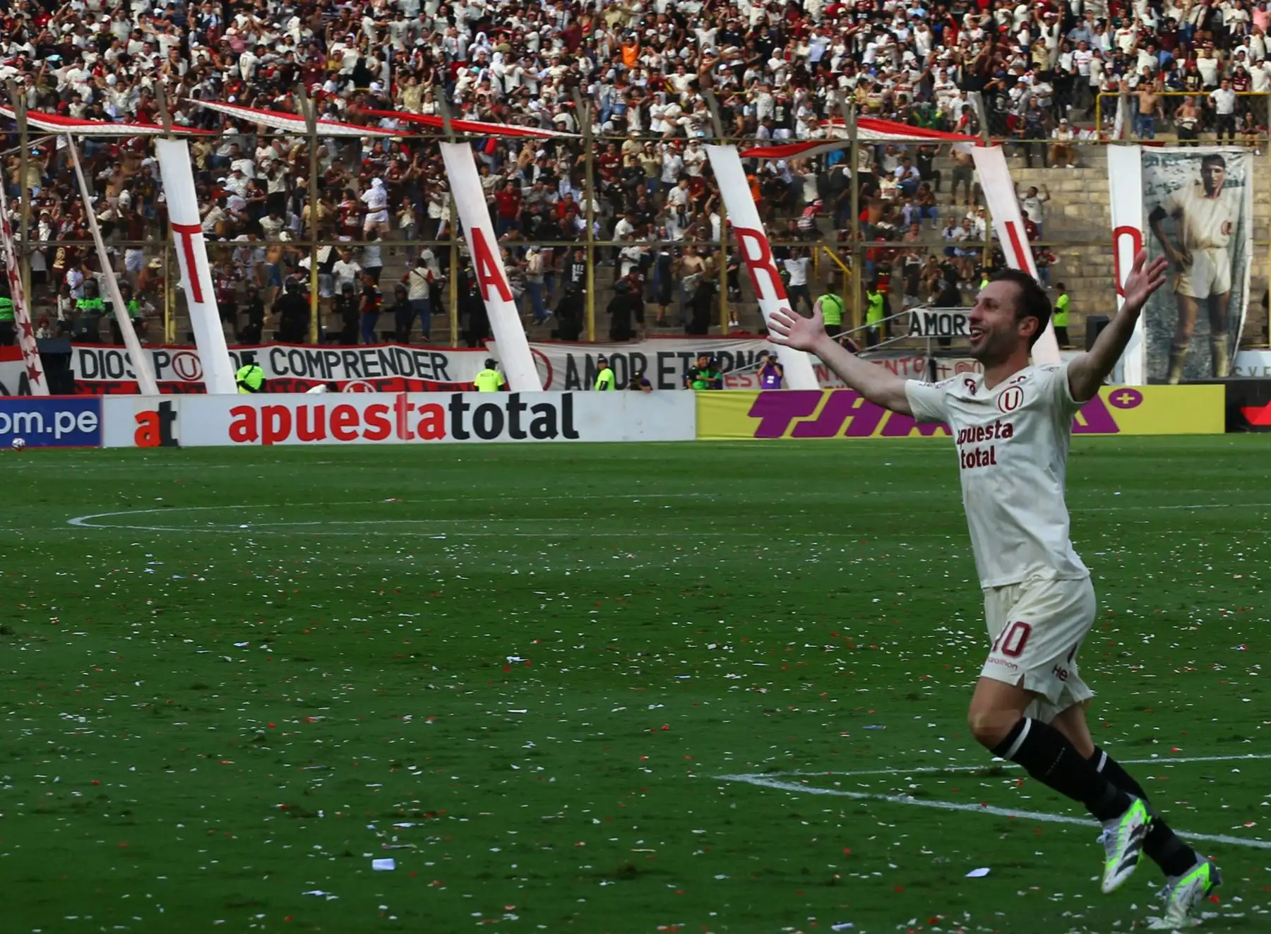 Universitario derrotó 2-0 a Sport Huancayo en el Monumental de Ate, por la jornada 19 del Torneo Clausura. Edison Flores y Horacio Calcaterra marcaron los goles en el partido. Foto: ANDINA/ Eddy Ramos