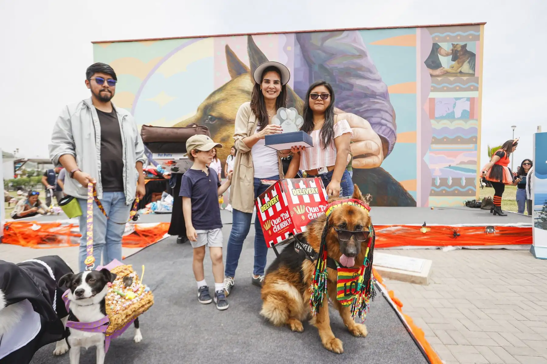 La municipalidad de Magdalena del Mar, realizó un emocionante y divertido concurso de mascotas celebrando el Halloween Canino. Se trató de un peculiar certamen en el que participaron más de 600 canes con diferentes y coloridos disfraces, de muchos  distritos de Lima Metropolitana. 
Foto: Municipalidad de Magdalena