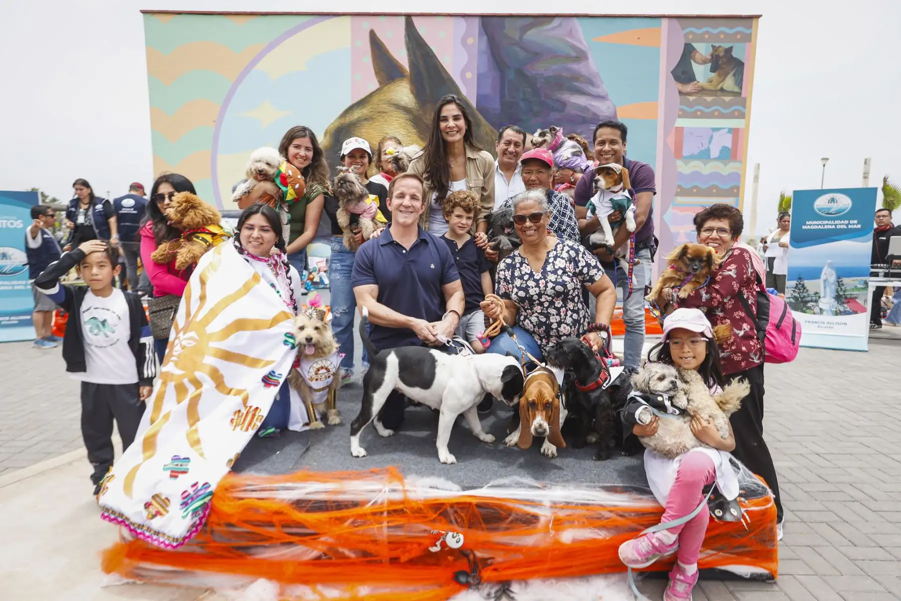 La municipalidad de Magdalena del Mar, realizó un emocionante y divertido concurso de mascotas celebrando el Halloween Canino. Se trató de un peculiar certamen en el que participaron más de 600 canes con diferentes y coloridos disfraces, de muchos  distritos de Lima Metropolitana. 
Foto: Municipalidad de Magdalena