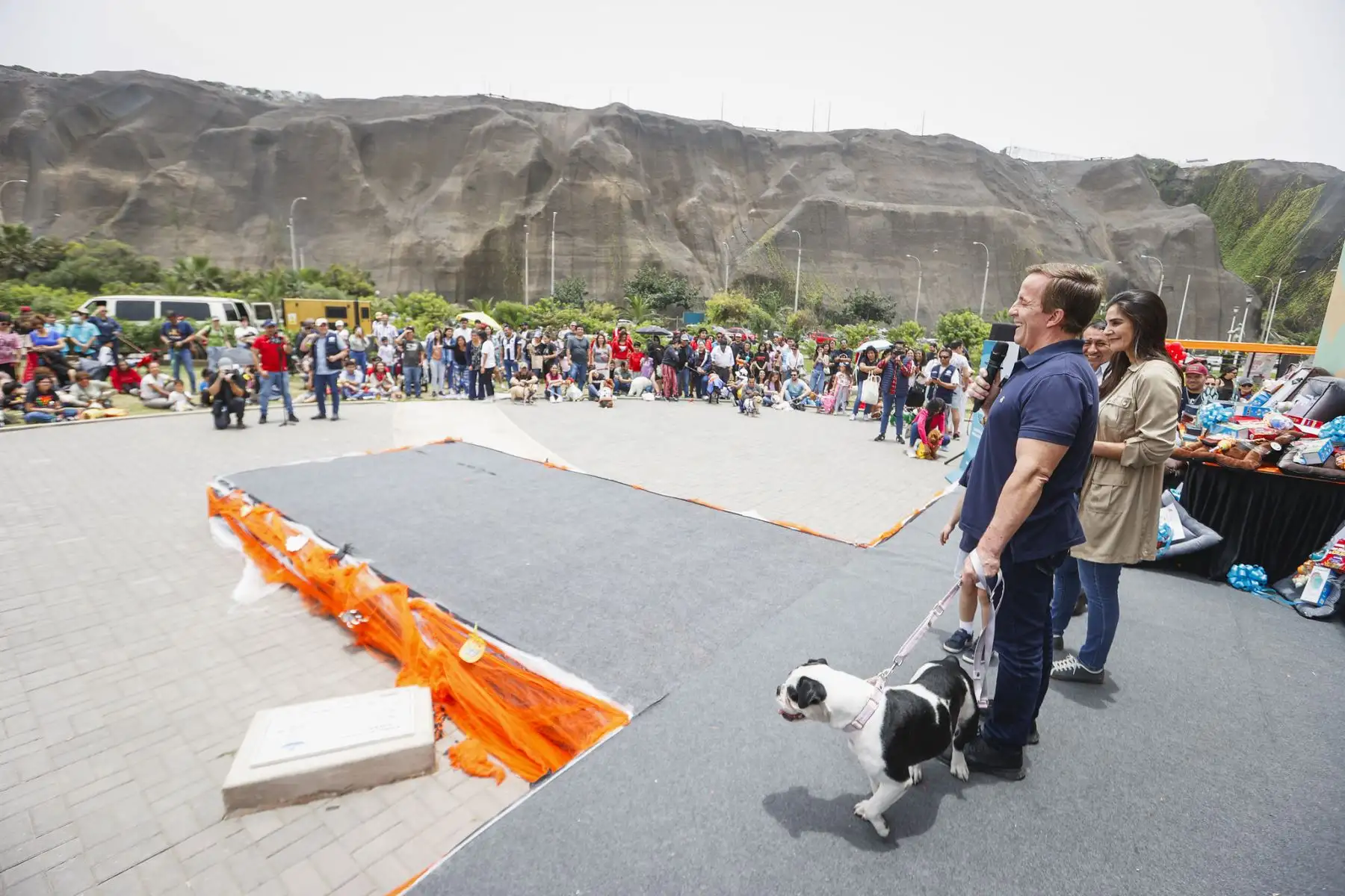 La municipalidad de Magdalena del Mar, realizó un emocionante y divertido concurso de mascotas celebrando el Halloween Canino. Se trató de un peculiar certamen en el que participaron más de 600 canes con diferentes y coloridos disfraces, de muchos  distritos de Lima Metropolitana. 
Foto: Municipalidad de Magdalena