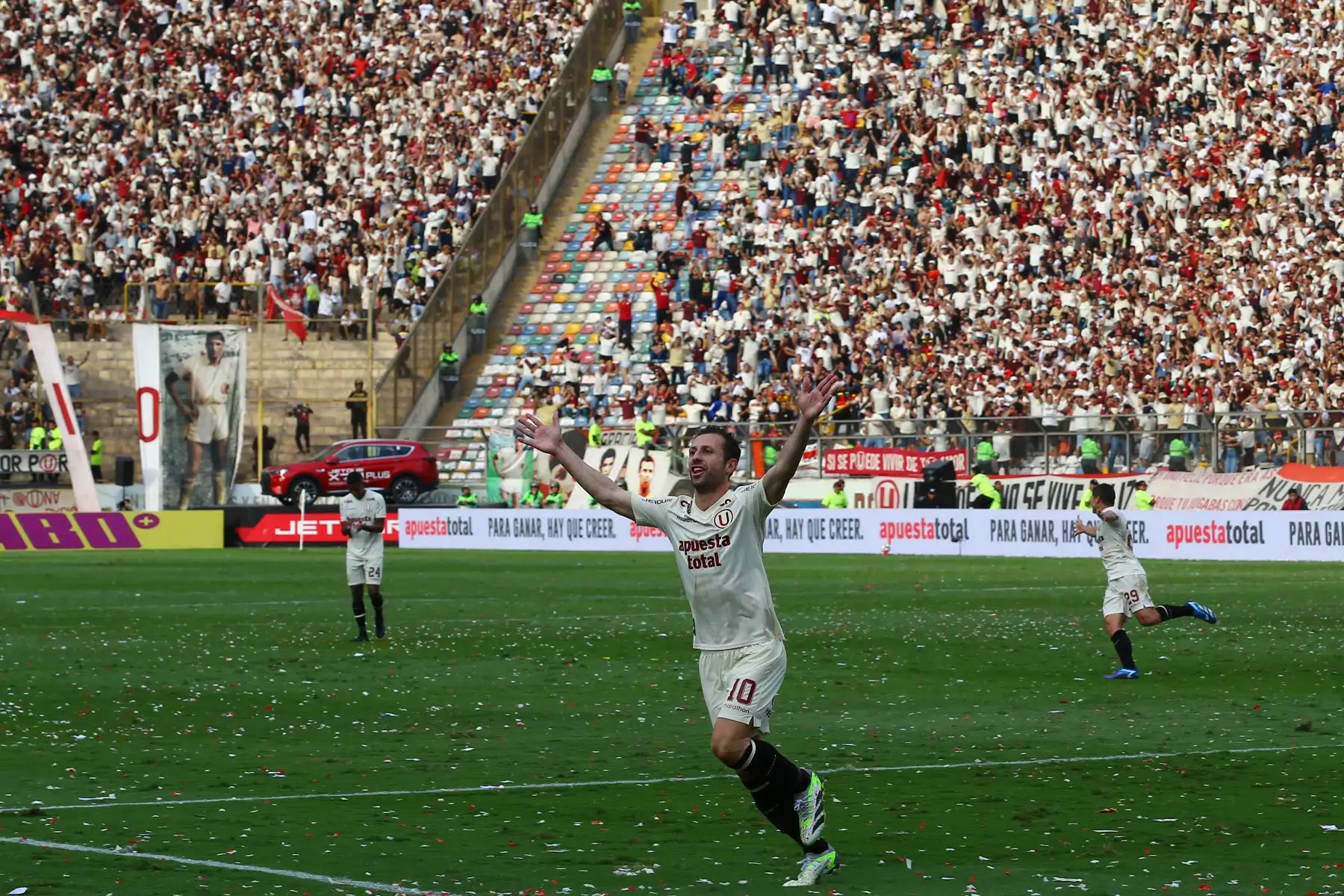 Horacio Calcaterra de Universitario de Deportes celebra su gol anotado ante  Sport Huancayo   por la jornada 19 del Torneo Clausura 2023 de la Liga 1 en el estadio Monumental de Ate.
Foto: ANDINA/ Eddy Ramos
