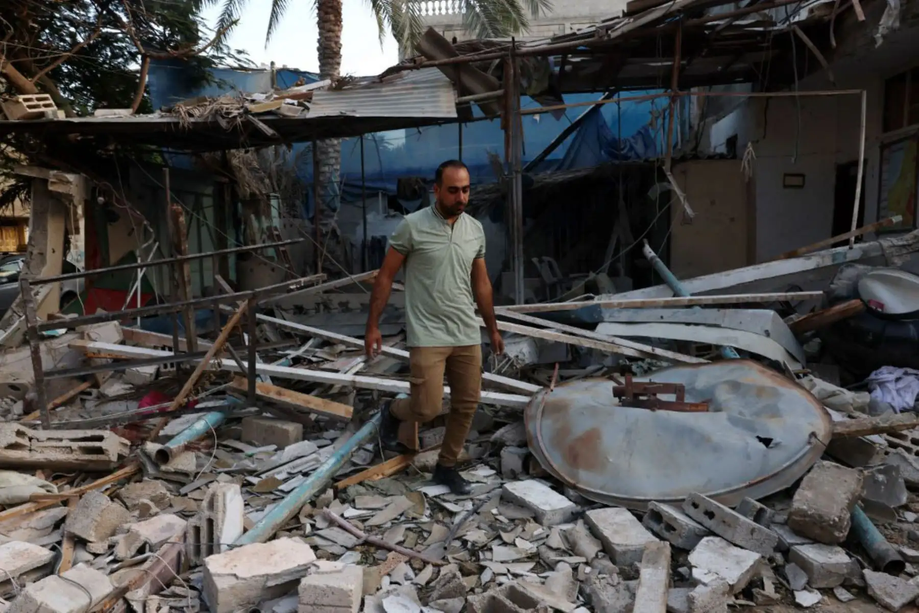 Un palestino camina sobre los escombros de la casa destruida de la familia kurda, donde ocho miembros de la familia murieron en un ataque aéreo israelí, en Rafah, en el sur de la Franja de Gaza. Foto: AFP