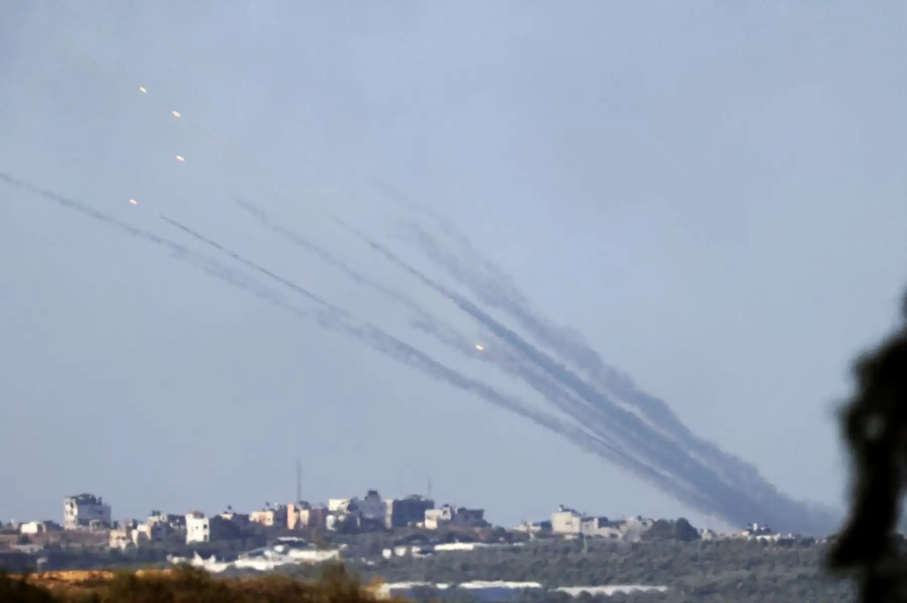 Una fotografía tomada desde la ciudad de Sderot, en el sur de Israel, muestra cohetes disparados desde el norte de Gaza hacia Israel. Foto: AFP