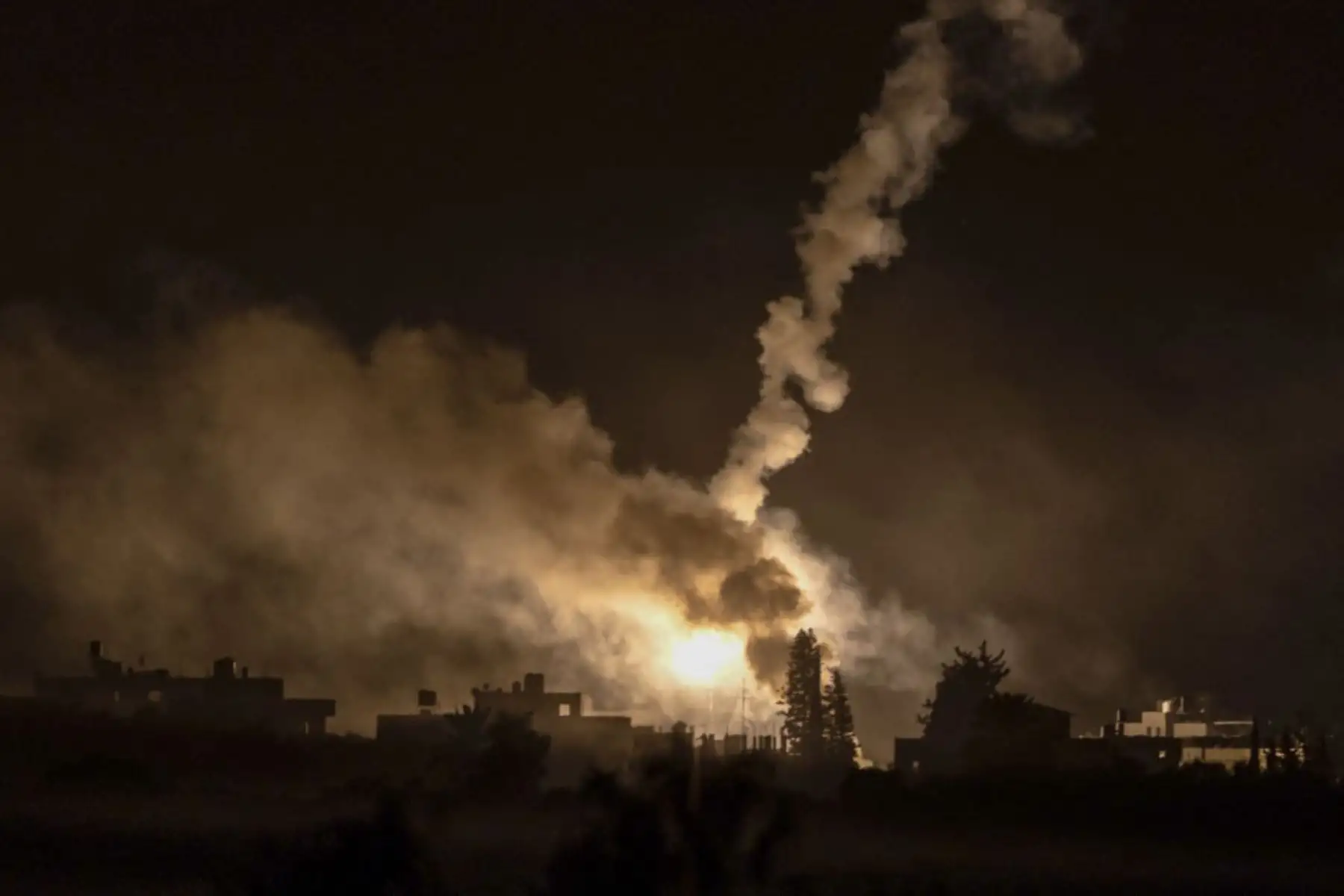 Fotografía tomada desde la ciudad de Sderot, en el sur de Israel, muestra bengalas lanzadas por las fuerzas israelíes sobre la Franja de Gaza. Foto: AFP