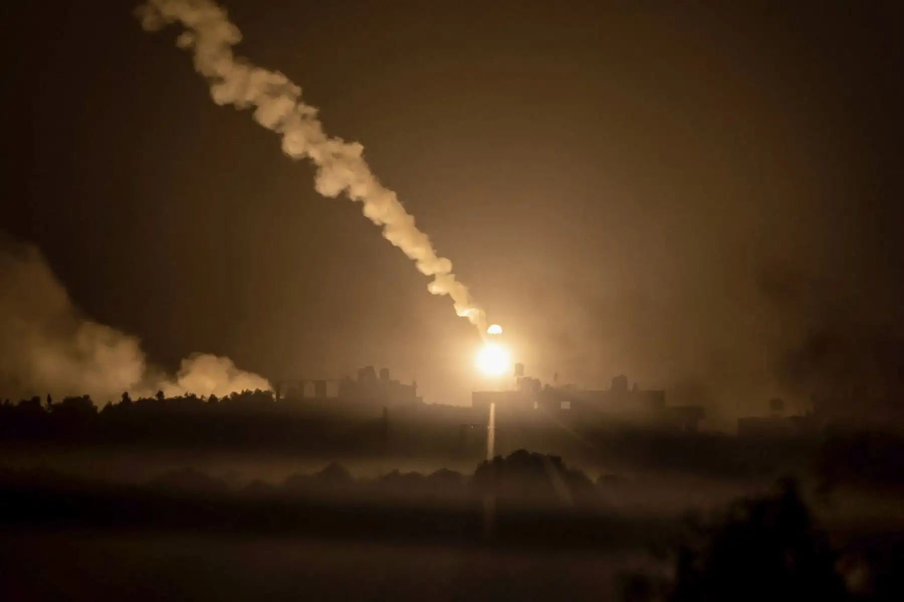 Fotografía tomada desde la ciudad de Sderot, en el sur de Israel, muestra bengalas lanzadas por las fuerzas israelíes sobre la Franja de Gaza. Foto: AFP