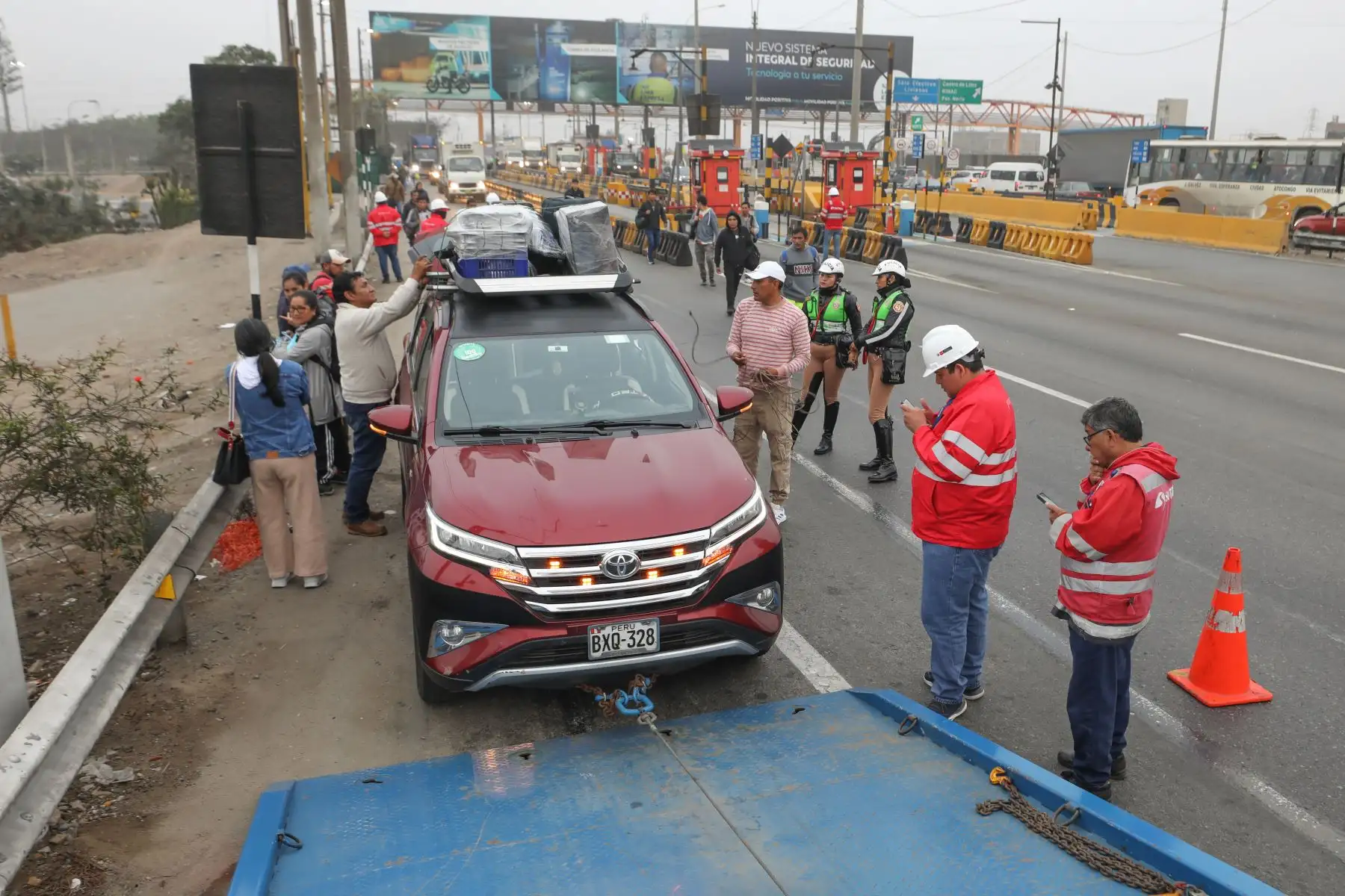 La Superintendencia de Transporte Terrestre de Personas, Carga y Mercancías (Sutran) no cede ni un milímetro en su batalla contra la informalidad. Esta mañana realizó un operativo simultáneo contra el transporte no autorizado en 10 regiones del país, con el objetivo de cautelar la vida e integridad de miles de usuarios y conductores.
Foto: ANDINA/Sutran