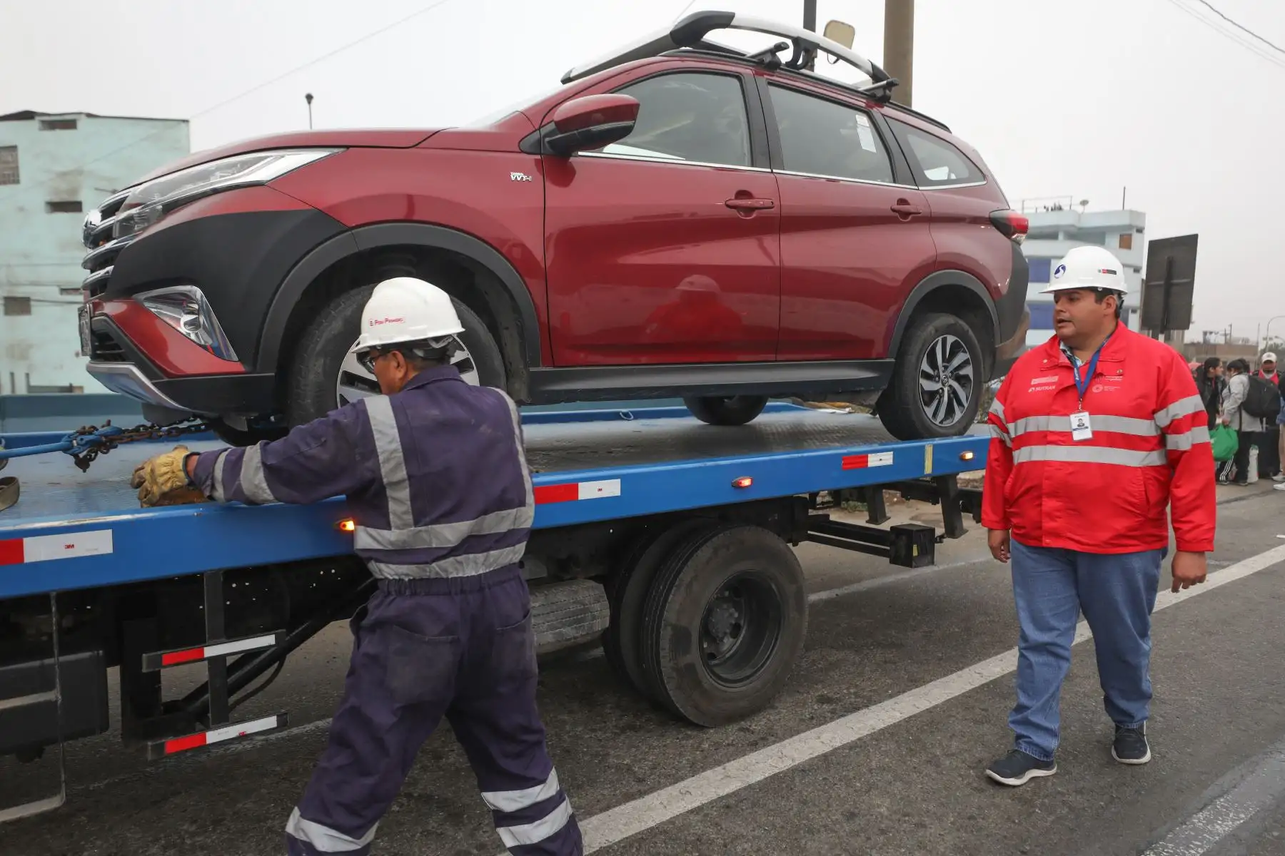 Durante una intervención realizada en la autopista Ramiro Prialé (El Agustino), la entidad fiscalizadora envío al despósito  cinco vehículos informales que se dirigían hacia el centro del país. Los conductores fueron sancionados con multas de S/4 950.
Foto: ANDINA/Sutran