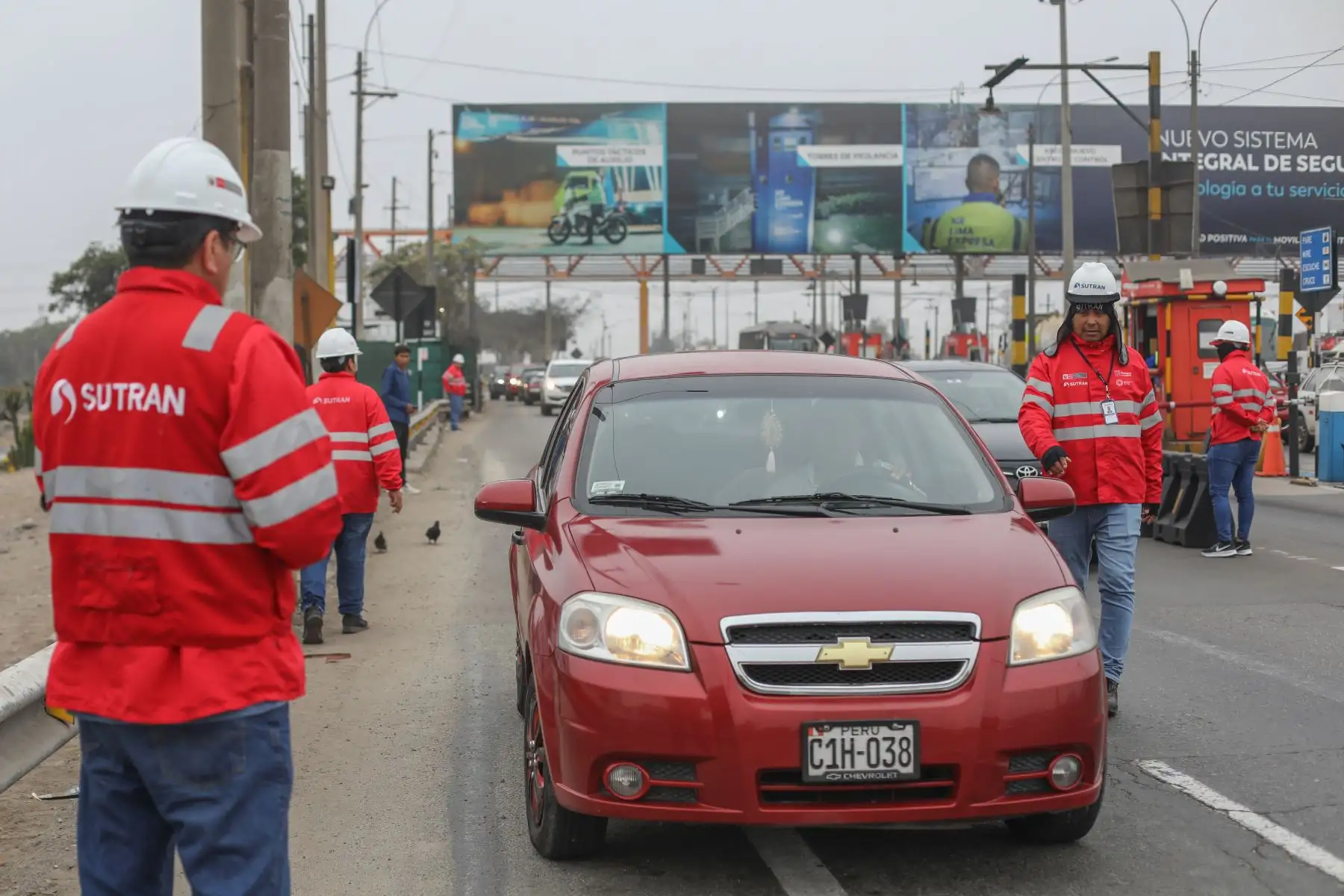 El vocero de la Sutran, Larry Ampuero, exhortó a los usuarios, que requieran movilizarse al interior del país, tomar conciencia sobre los riesgos y peligros de usar transporte informal. “Este tipo de unidades no brinda las medidas de seguridad necesarias para viajes largos y en muchos casos hemos detectado que los conductores presentan licencias vencidas y los vehículos no cuentan con SOAT o CITV vigentes”, alertó. 
Foto: ANDINA/Sutran