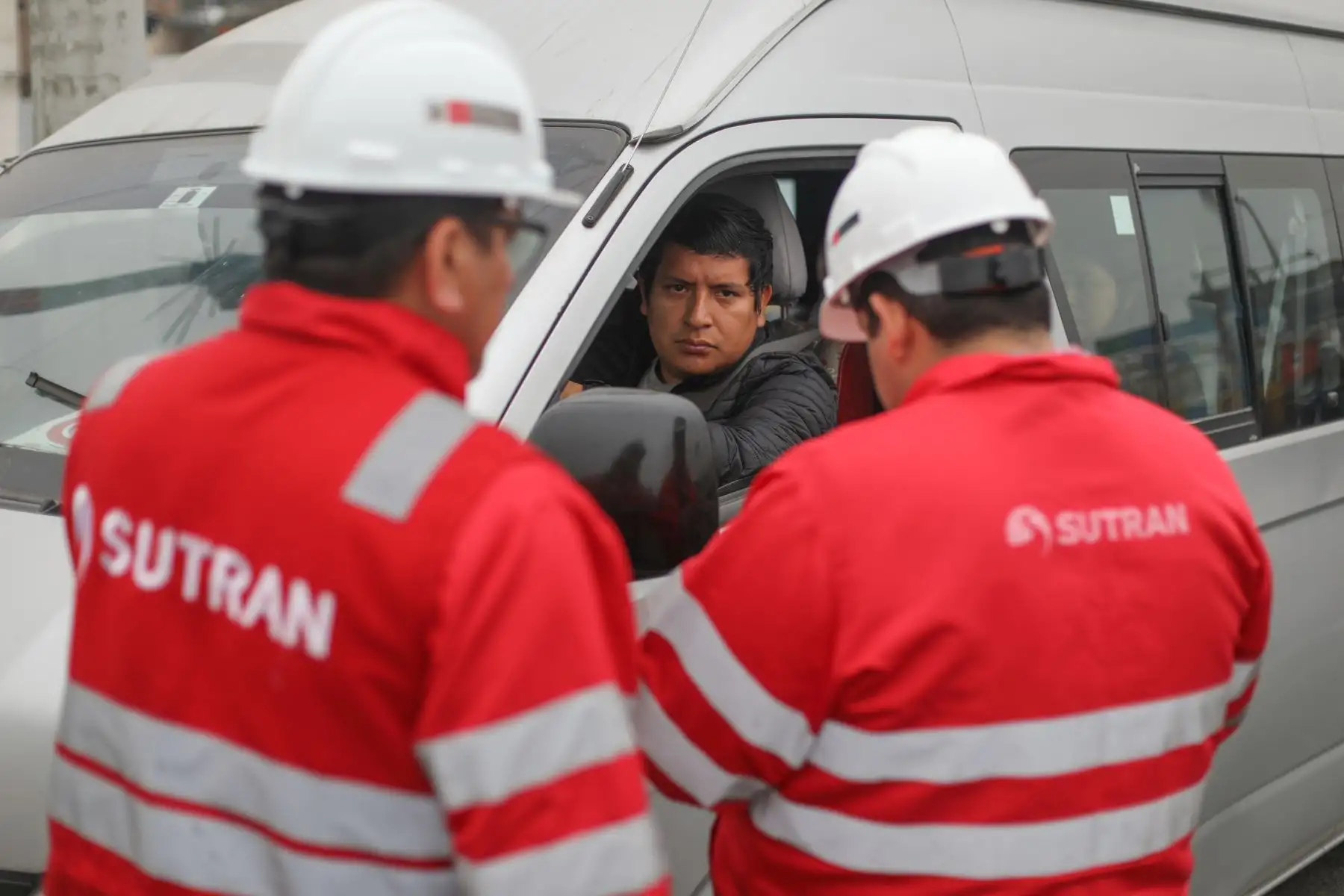 La Superintendencia de Transporte Terrestre de Personas, Carga y Mercancías (Sutran) no cede ni un milímetro en su batalla contra la informalidad. Esta mañana realizó un operativo simultáneo contra el transporte no autorizado en 10 regiones del país, con el objetivo de cautelar la vida e integridad de miles de usuarios y conductores.
Foto: ANDINA/Sutran