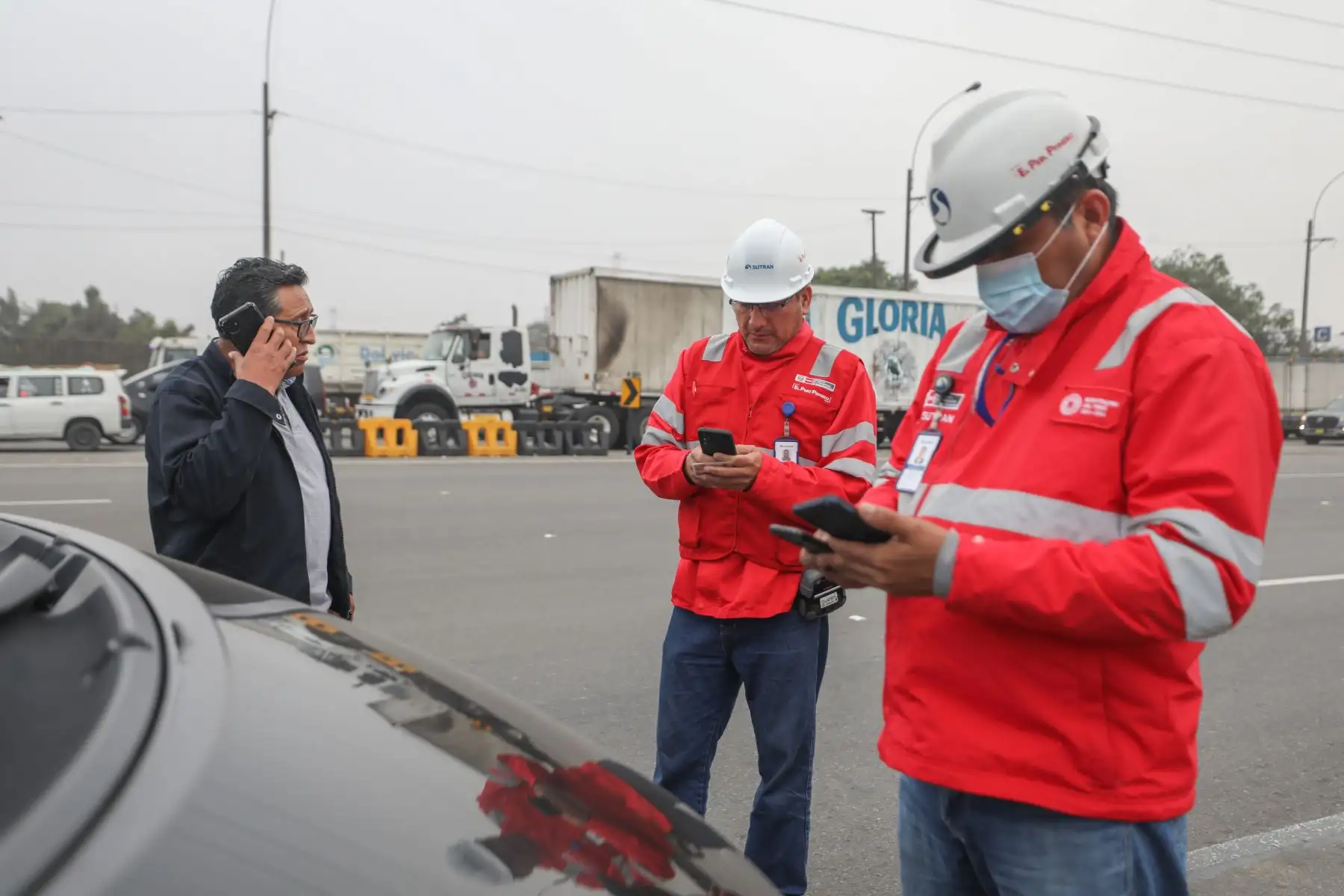 Durante una intervención realizada en la autopista Ramiro Prialé (El Agustino), la entidad fiscalizadora envío al despósito  cinco vehículos informales que se dirigían hacia el centro del país. Los conductores fueron sancionados con multas de S/4 950.
Foto: ANDINA/Sutran