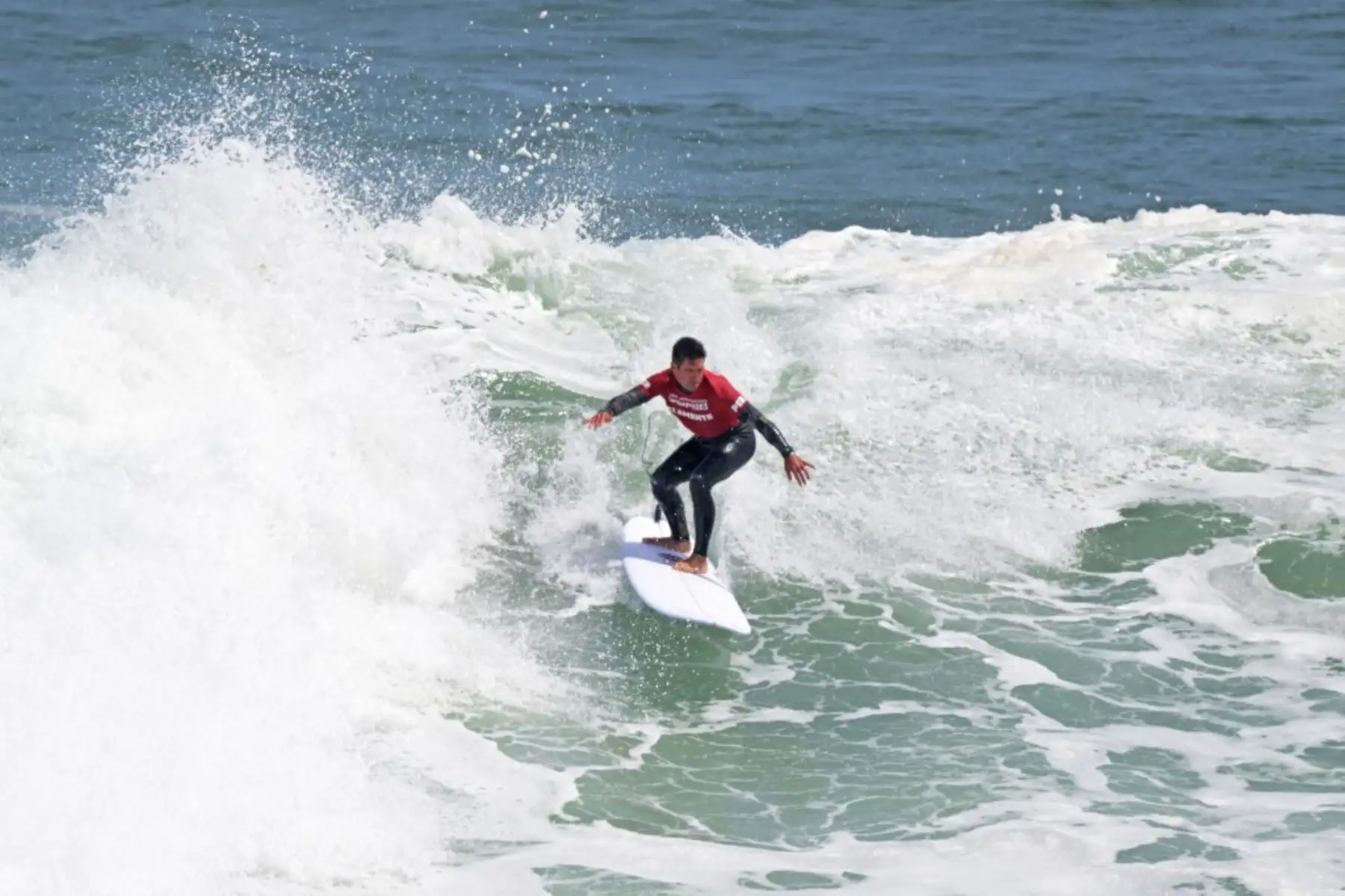 Benoit Clemente de Perú compite durante la final masculina por la medalla de oro en longboard de surf de los Juegos Panamericanos Santiago 2023 en la playa Punta de Lobos en Pichilemu, Chile, el 30 de octubre de 2023. Foto: AFP