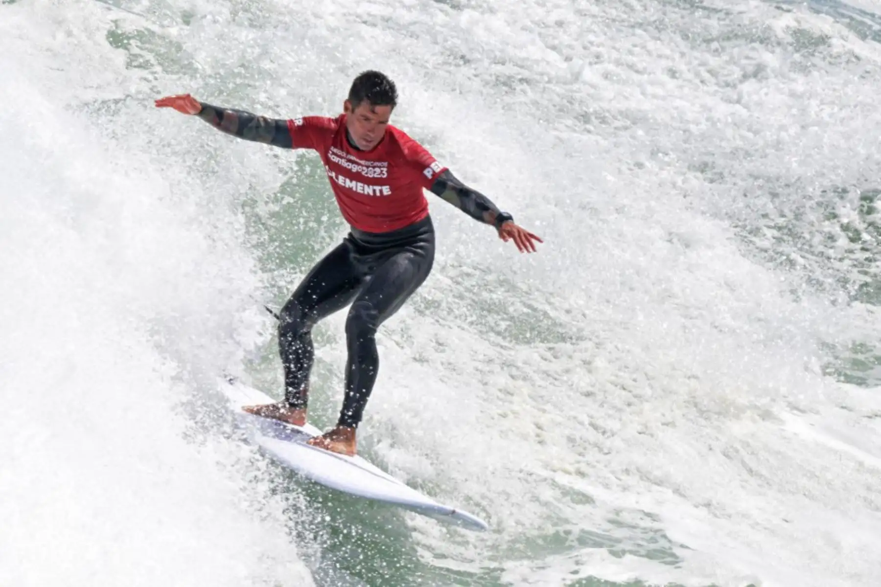 El surfista nacional logró realizar una magistral actuación en la playa Punta de Lobos, donde impuso toda su experiencia en el manejo de su tabla y domar las complicadas olas. Foto: AFP