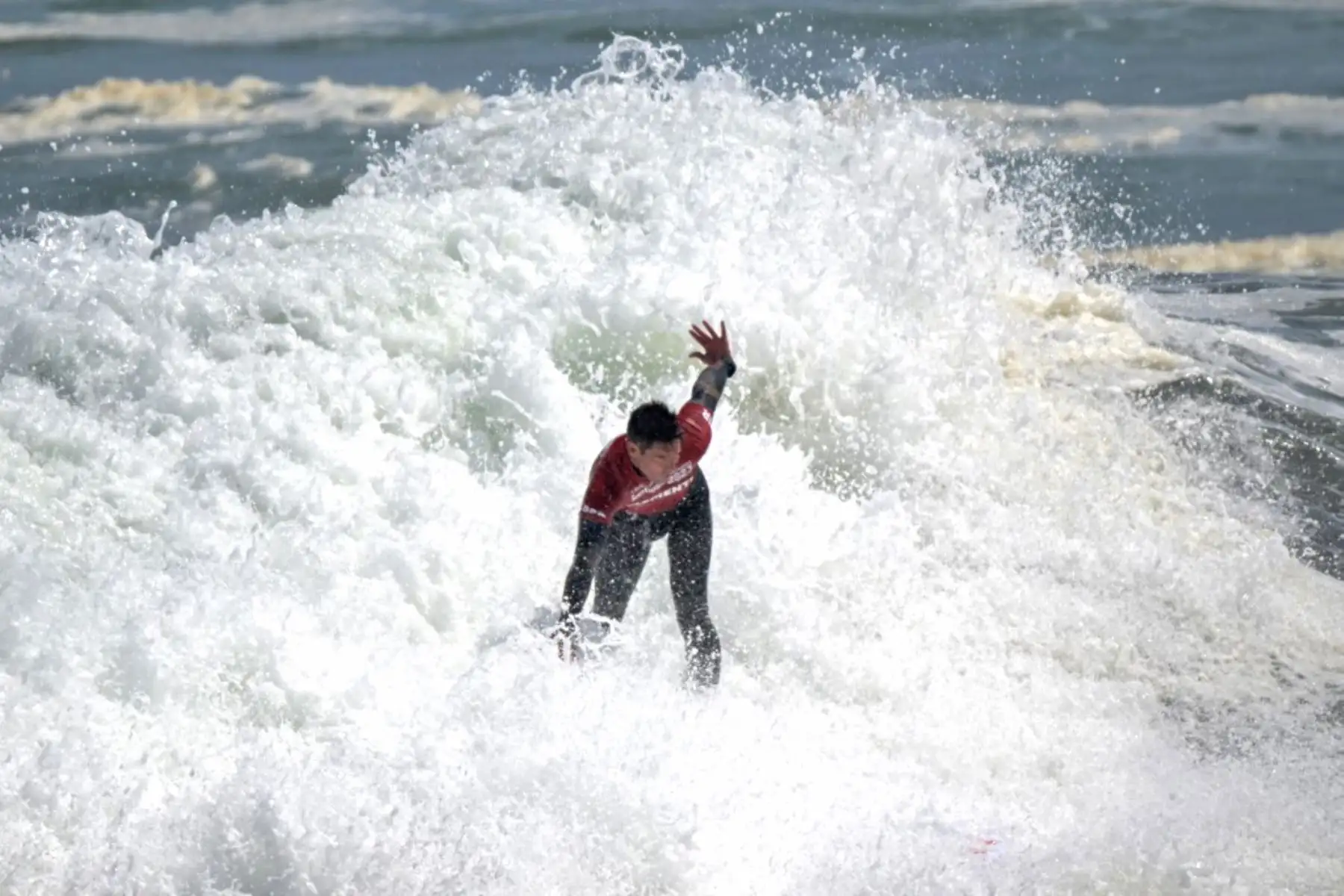 El surfista nacional logró realizar una magistral actuación en la playa Punta de Lobos, donde impuso toda su experiencia en el manejo de su tabla y domar las complicadas olas. Foto: AFP