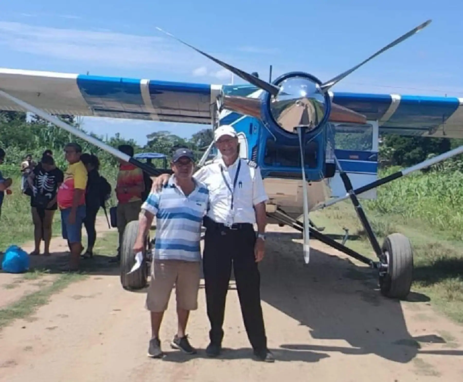 El piloto Rudolf Wiedler y la avioneta que se accidente ayer en Ucayali.