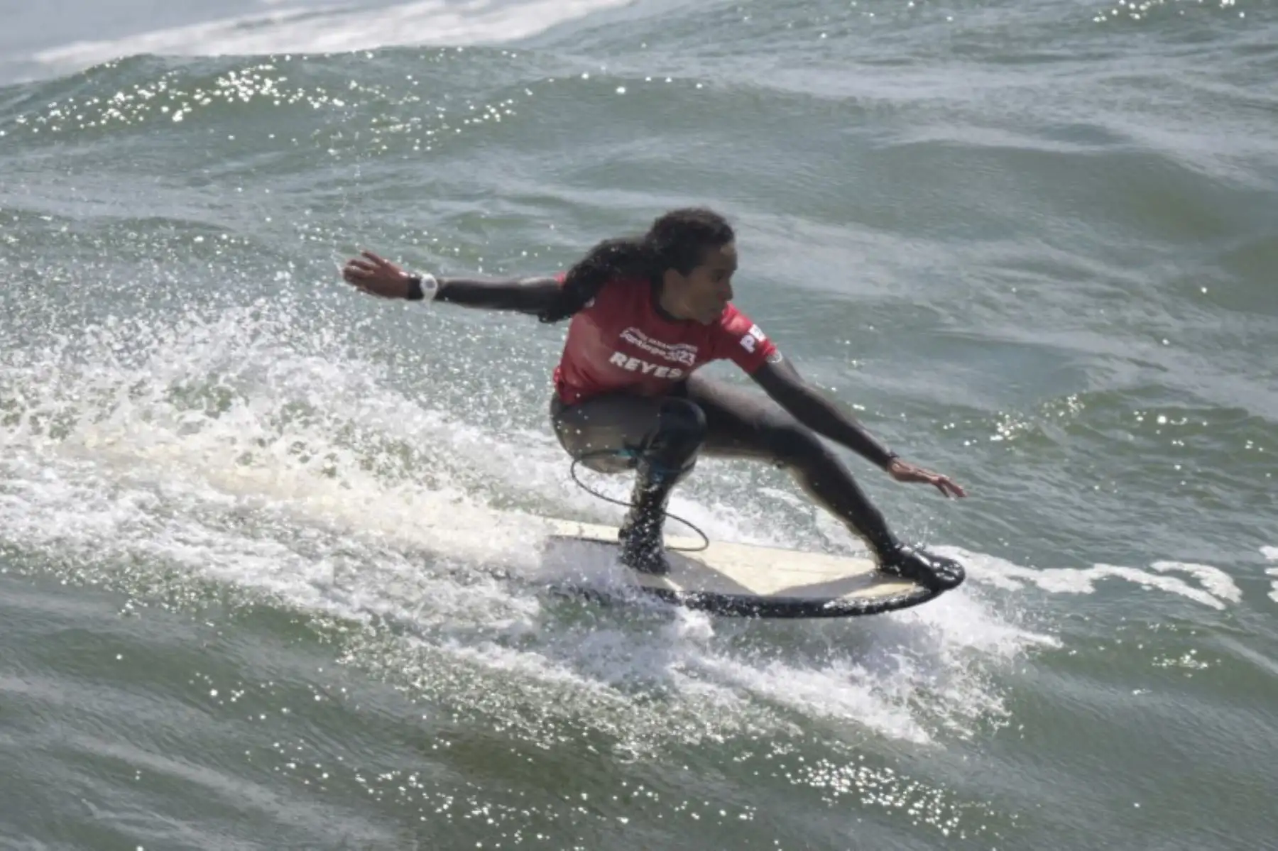 María Fernanda Reyes compite durante la final por la medalla de oro en longboard de surf femenino de los Juegos Panamericanos Santiago 2023 en la playa Punta de Lobos en Pichilemu, Chile. Foto: AFP