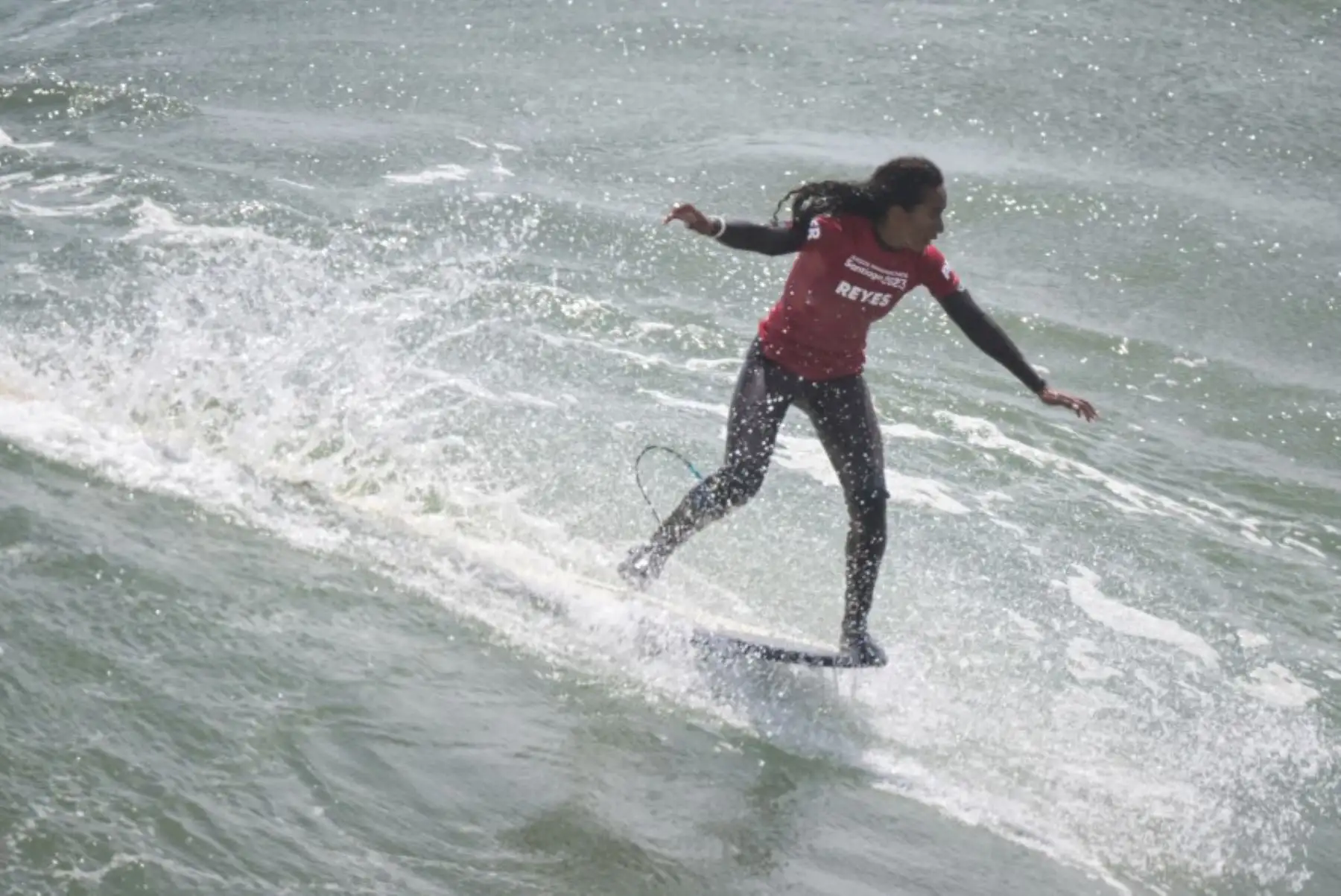 La actuación de "Mafer" confirmó el gran momento del surf peruano en los Juegos Panamericanos Santiago 2023 luego que en la jornada de este lunes sumaba su cuarta presea, la segunda de oro. Foto: AFP