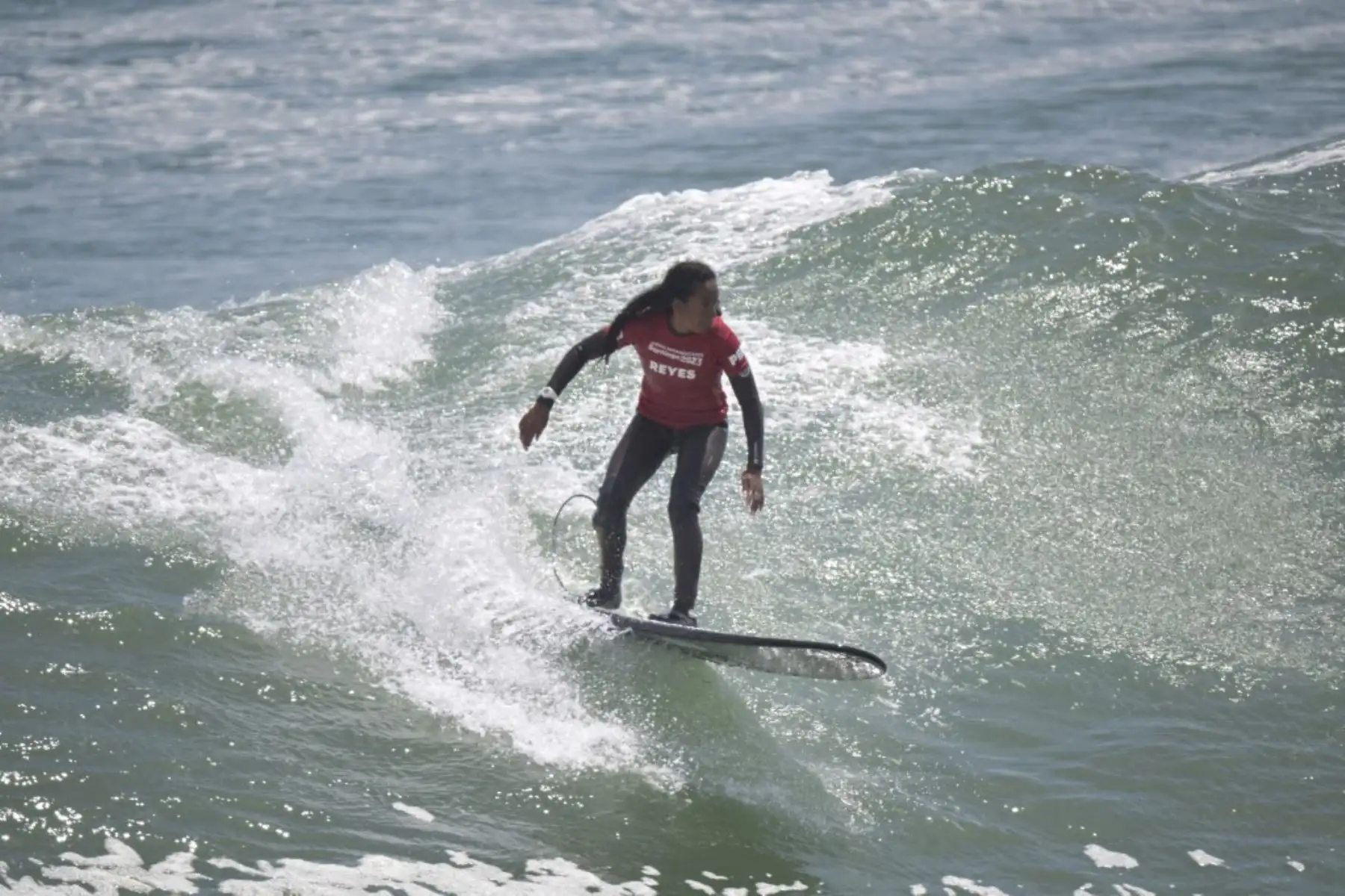 La actuación de "Mafer" confirmó el gran momento del surf peruano en los Juegos Panamericanos Santiago 2023 luego que en la jornada de este lunes sumaba su cuarta presea, la segunda de oro. Foto: AFP