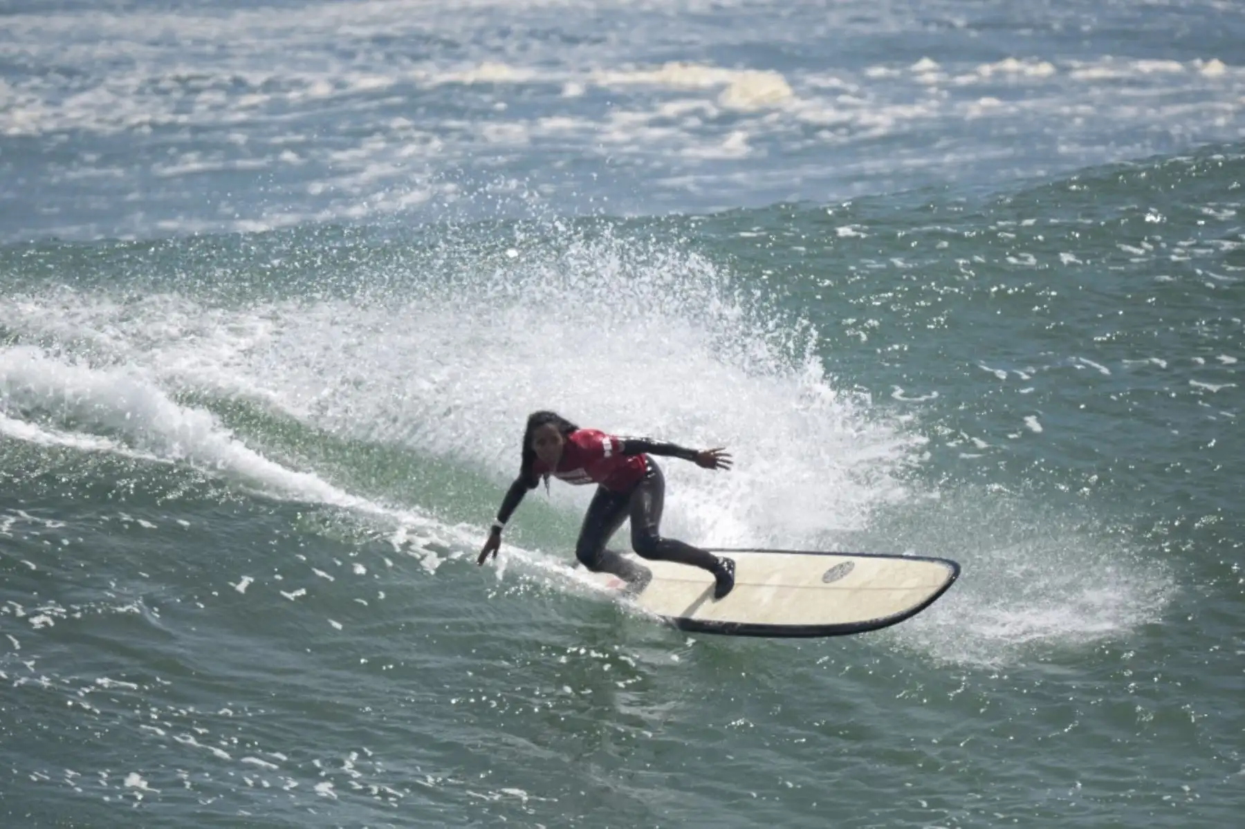 María Fernanda Reyes compite durante la final por la medalla de oro en longboard de surf femenino de los Juegos Panamericanos Santiago 2023 en la playa Punta de Lobos en Pichilemu, Chile. Foto: AFP