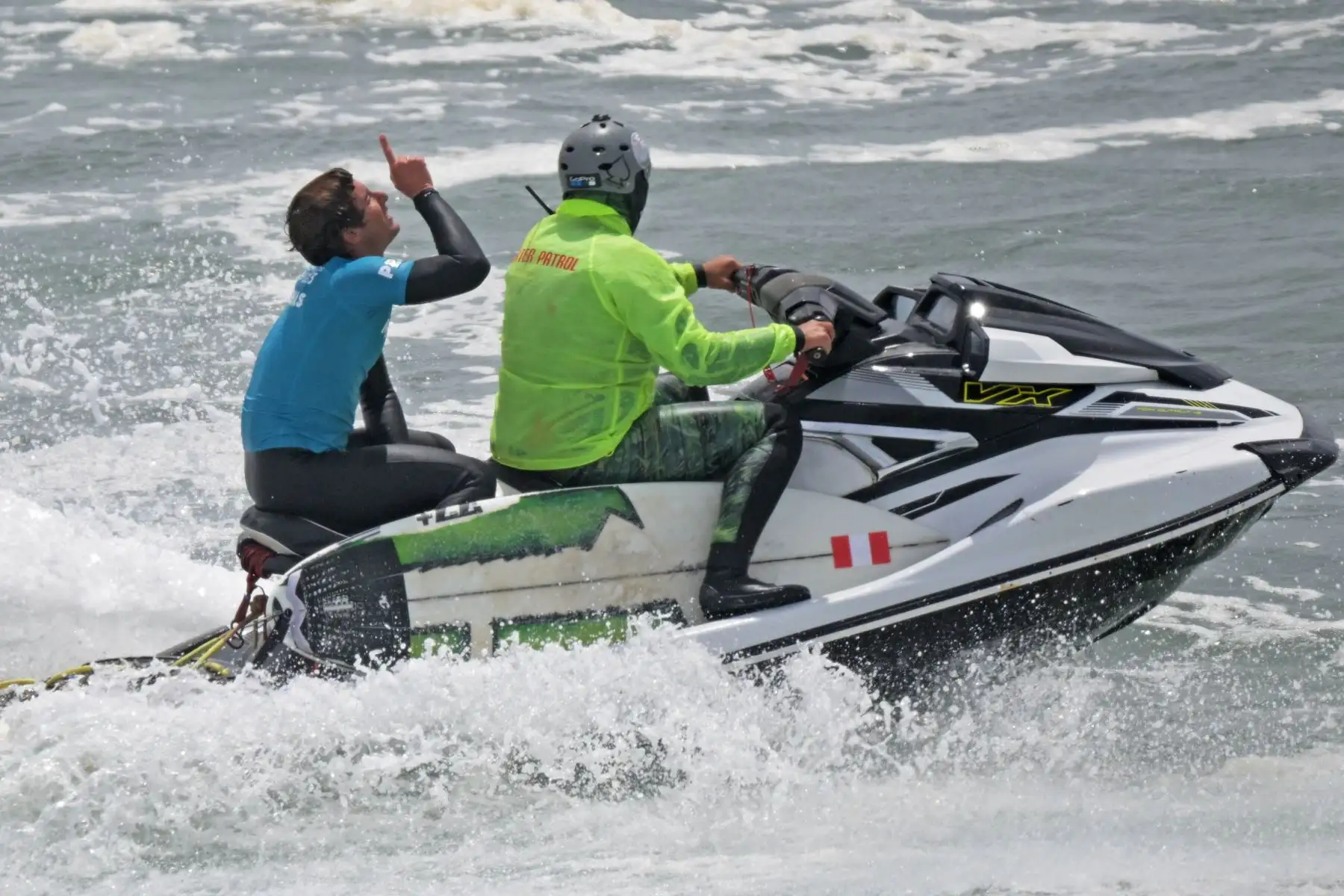 El peruano Lucca Mesinas reacciona tras ganar la medalla de oro en la final de surf shortboard masculino de los Juegos Panamericanos Santiago 2023 en la playa Punta de Lobos en Pichilemu, Chile. Foto: AFP