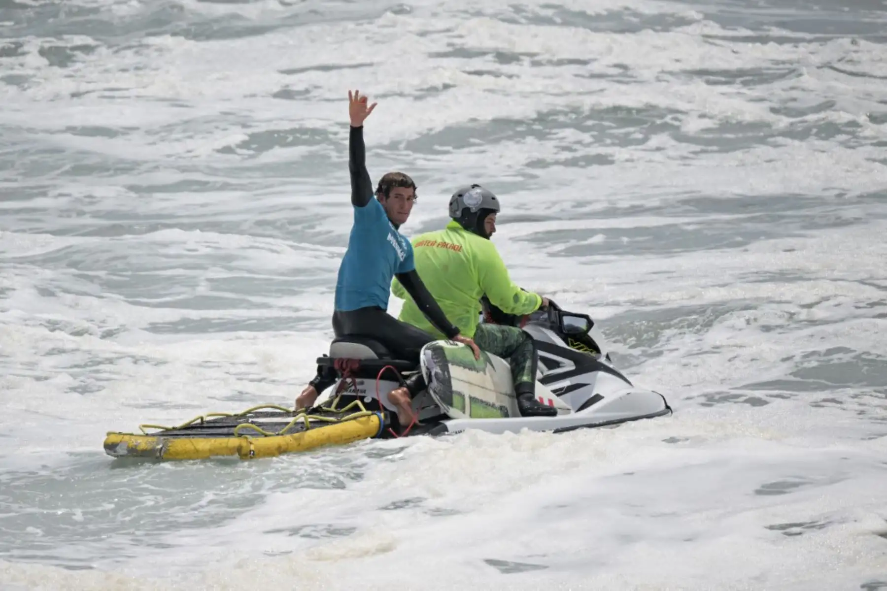 El peruano Lucca Mesinas reacciona tras ganar la medalla de oro en la final de surf shortboard masculino de los Juegos Panamericanos Santiago 2023 en la playa Punta de Lobos en Pichilemu, Chile. Foto: AFP
