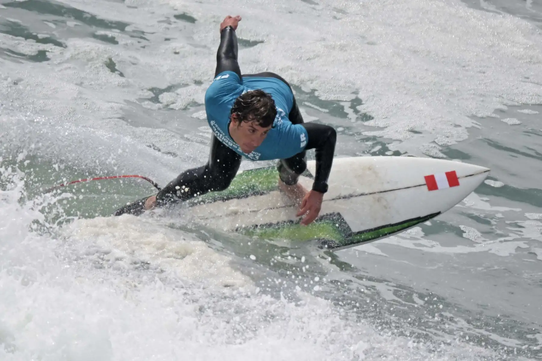 El peruano Lucca Mesinas compite durante la final masculina por la medalla de oro en tabla corta de surf de los Juegos Panamericanos Santiago 2023 en la playa Punta de Lobos en Pichilemu, Chile. Foto: AFP