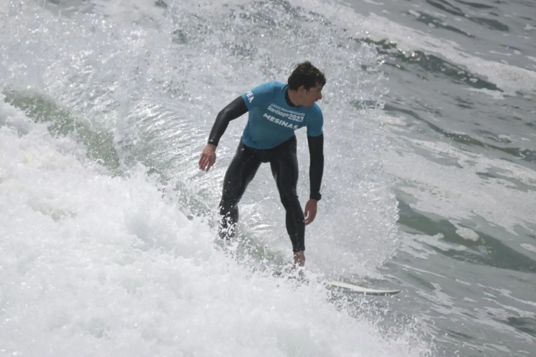 El peruano Lucca Mesinas compite durante la final masculina por la medalla de oro en tabla corta de surf de los Juegos Panamericanos Santiago 2023 en la playa Punta de Lobos en Pichilemu, Chile. Foto: AFP