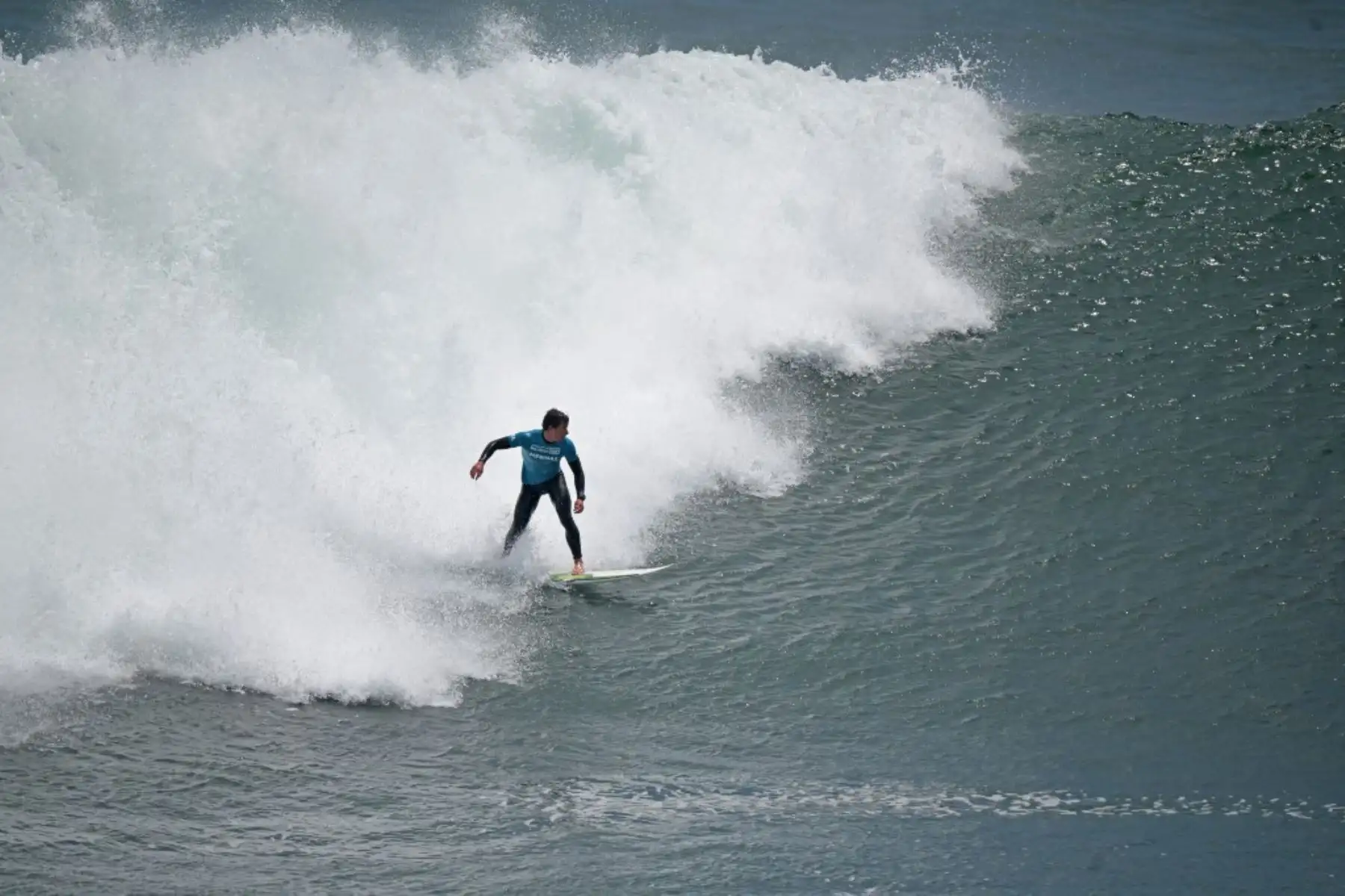 El peruano Lucca Mesinas compite durante la final masculina por la medalla de oro en tabla corta de surf de los Juegos Panamericanos Santiago 2023 en la playa Punta de Lobos en Pichilemu, Chile. Foto: AFP