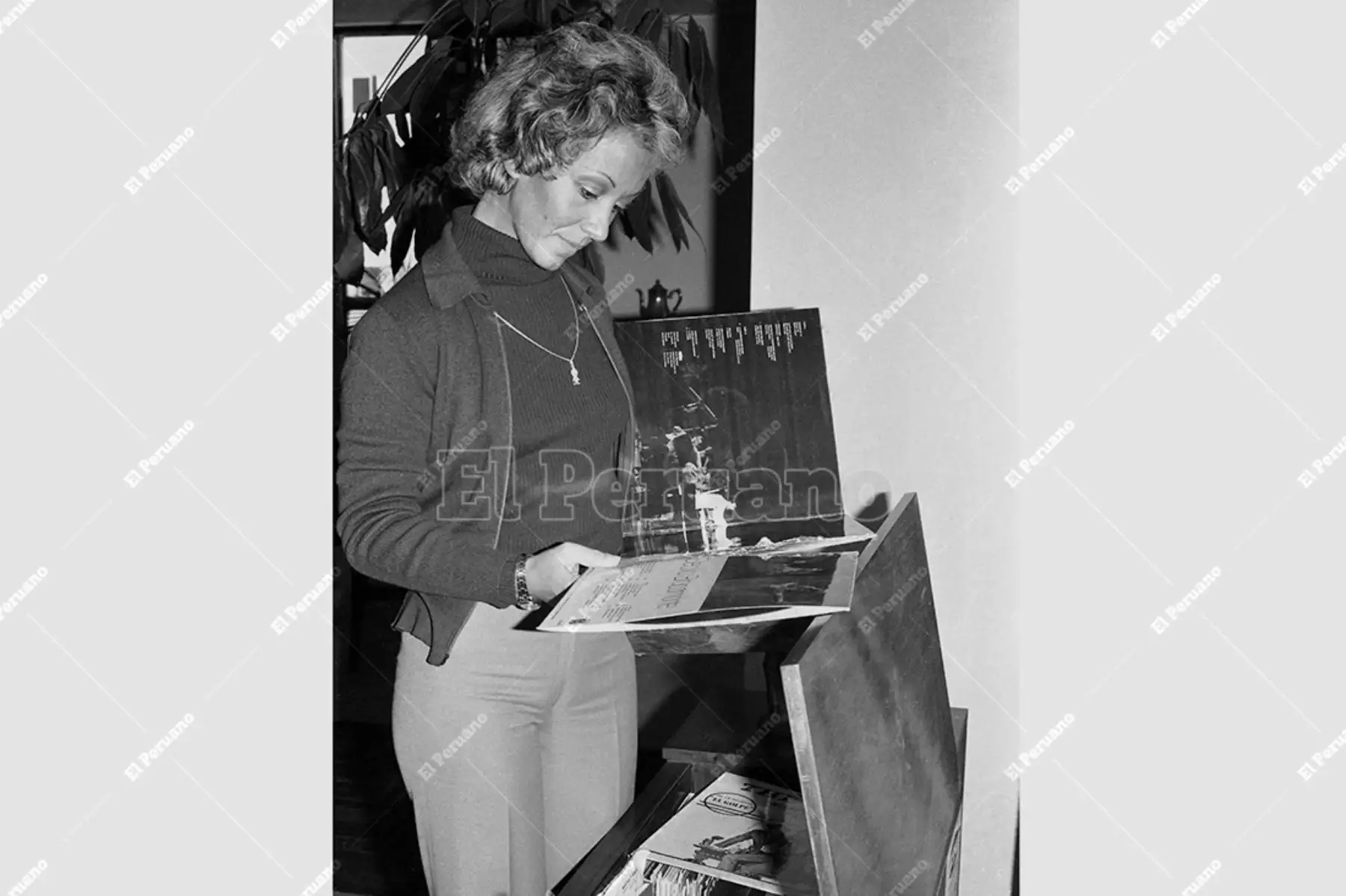 Lima - 17 mayo 1977 / Cantante criolla Cecilia Bracamonte, interprete de "Landó" y "Mujer Limeña". Foto: Archivo Histórico de El Peruano / Pavel Marrul