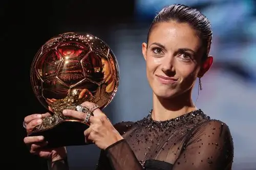 La centrocampista española del FC Barcelona Aitana Bonmati recibe el premio. Foto: AFP