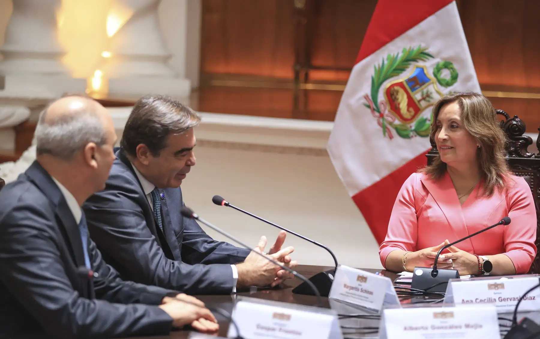 La presidenta Dina Boluarte se reunió en Palacio de Gobierno con el vicepresidente de la Comisión Europea, Margaritis Schinas, y el embajador de la Unión Europea en el Perú, Gaspar Frontini. 
Foto: ANDINA/Prensa Presidencia