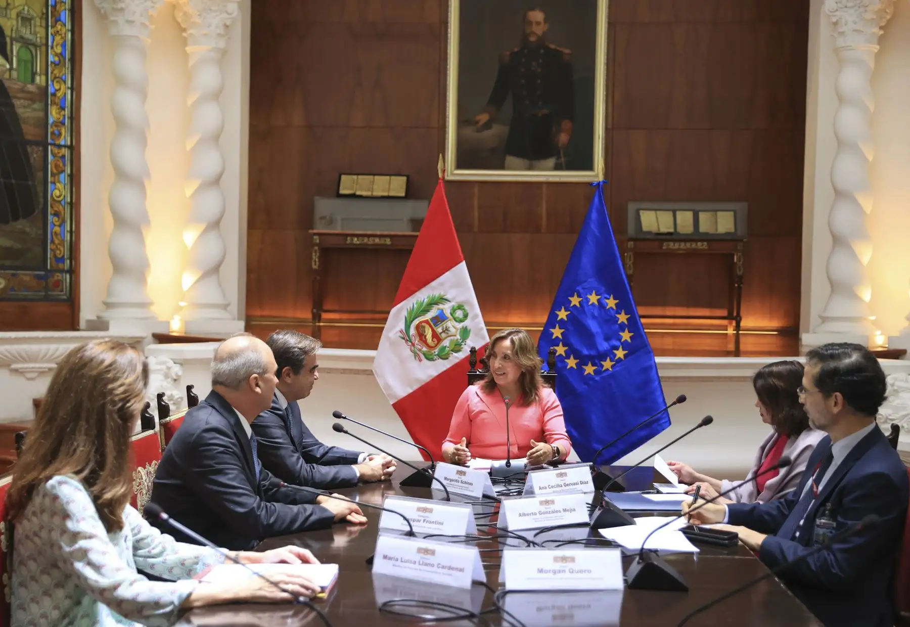 La presidenta Dina Boluarte se reunió en Palacio de Gobierno con el vicepresidente de la Comisión Europea, Margaritis Schinas, y el embajador de la Unión Europea en el Perú, Gaspar Frontini. 
Foto: ANDINA/Prensa Presidencia