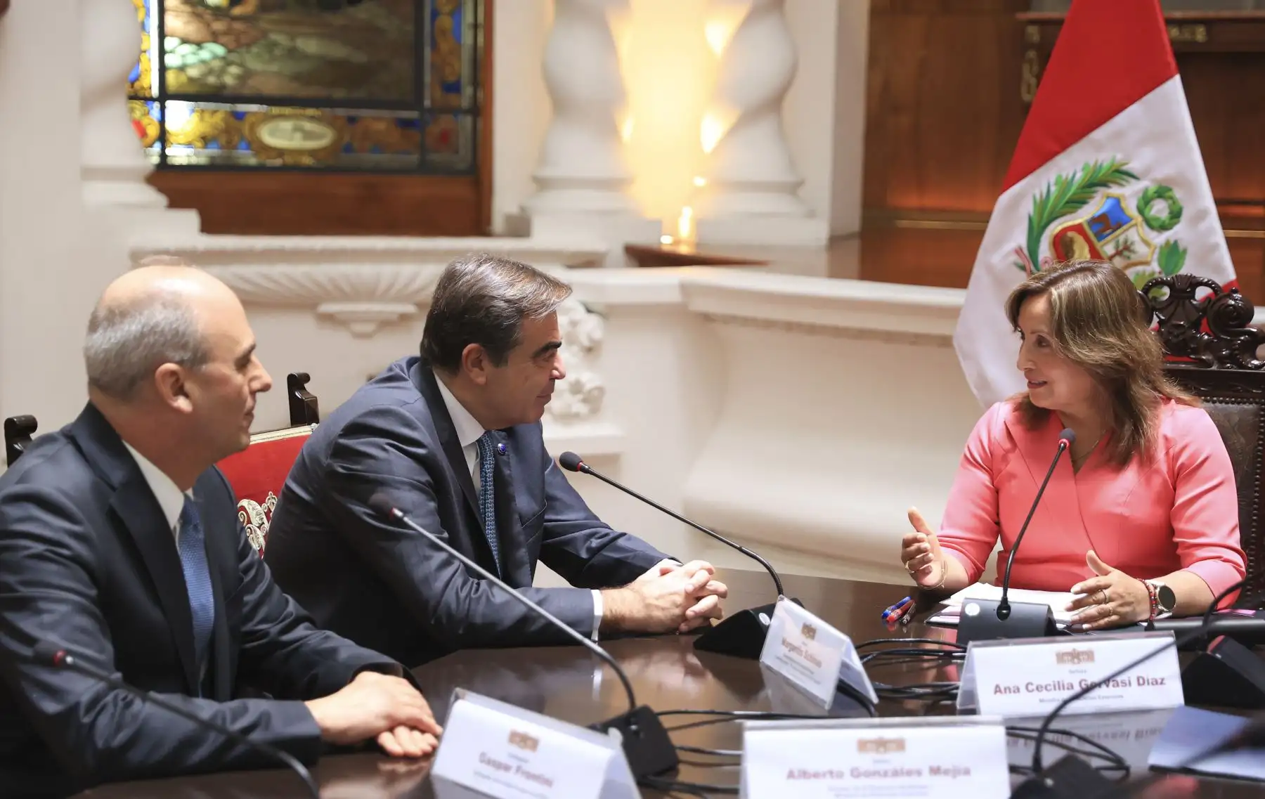 La presidenta Dina Boluarte se reunió en Palacio de Gobierno con el vicepresidente de la Comisión Europea, Margaritis Schinas, y el embajador de la Unión Europea en el Perú, Gaspar Frontini. 
Foto: ANDINA/Prensa Presidencia